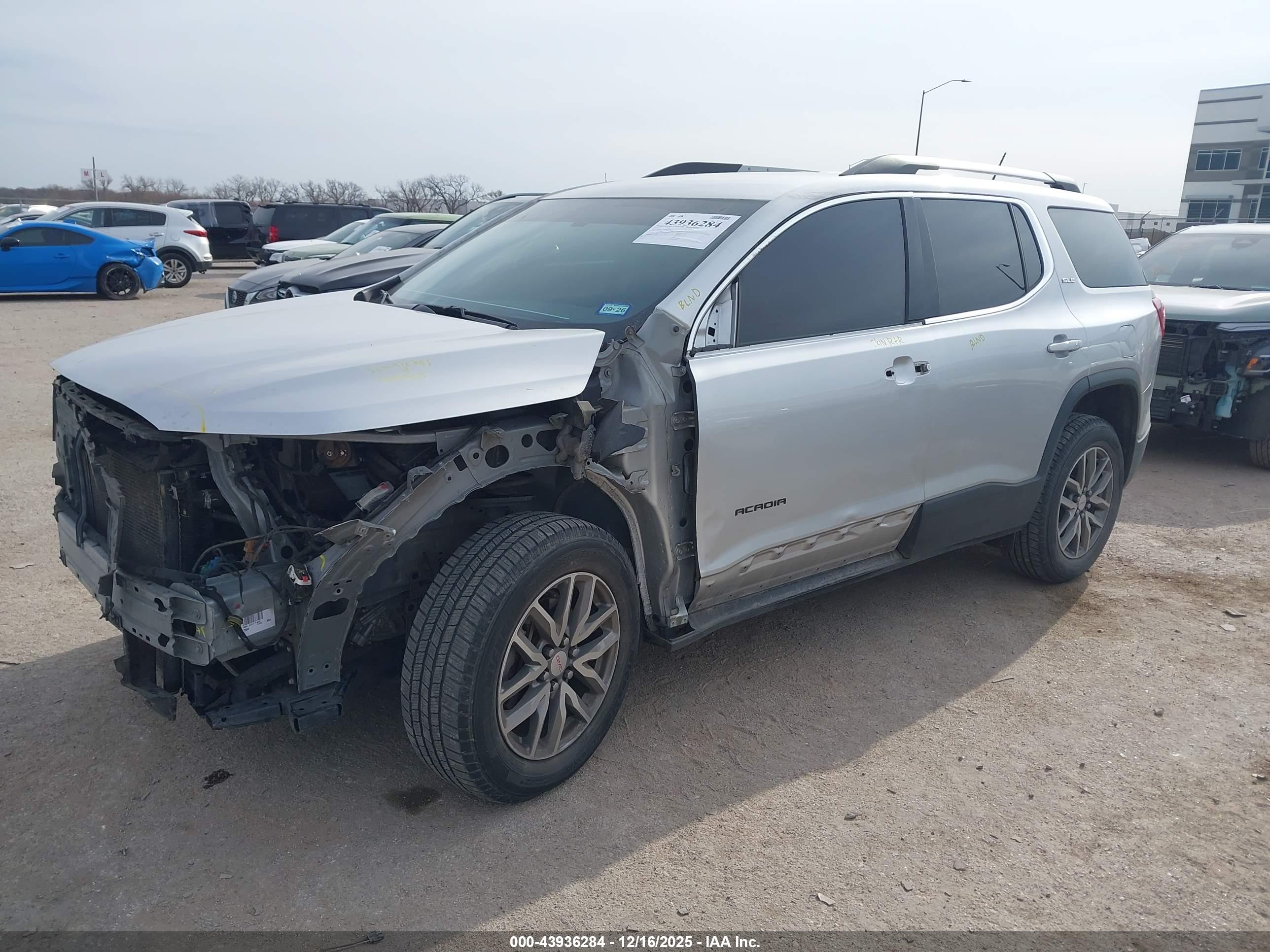 GMC ACADIA image 2