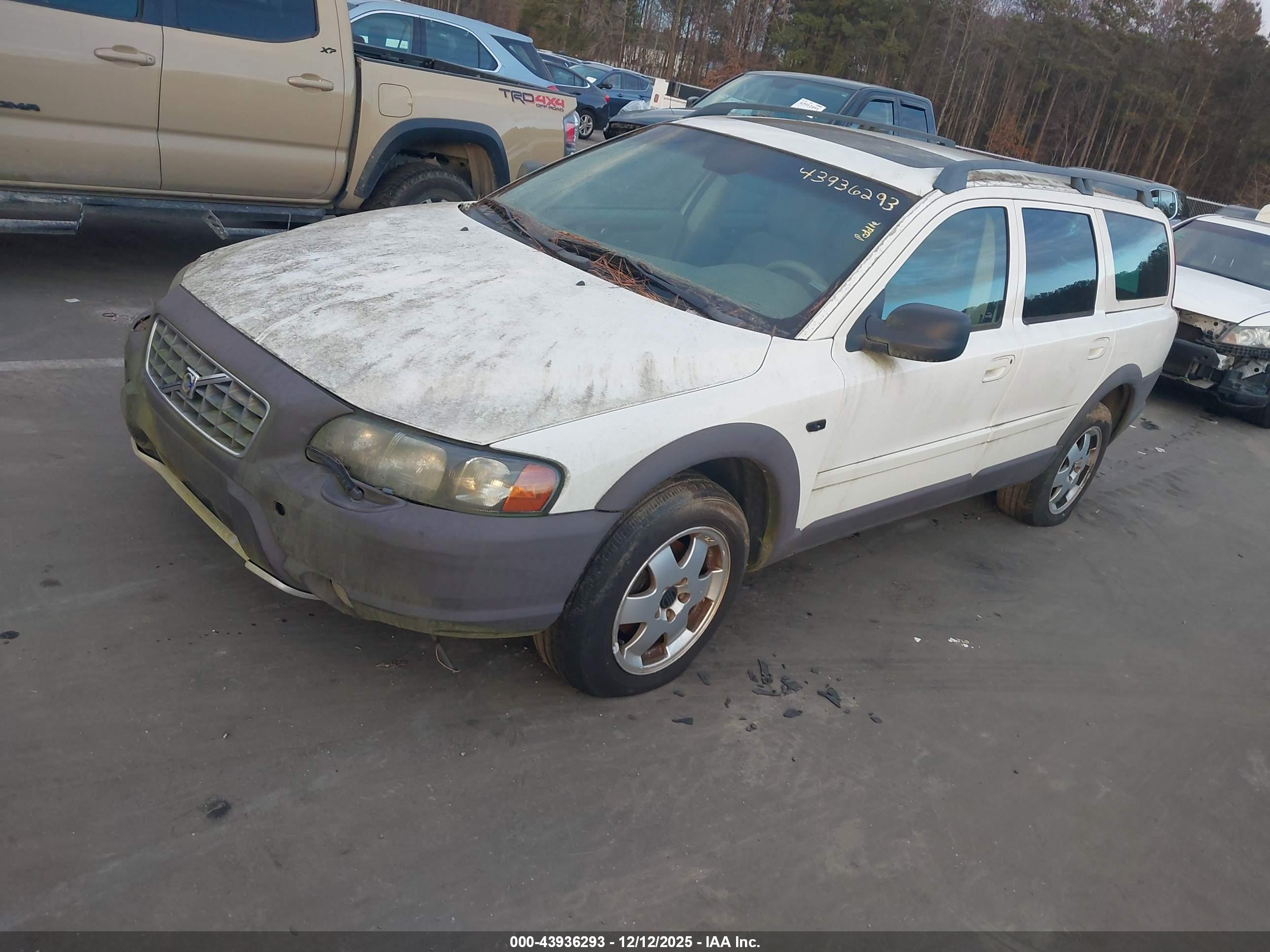 VOLVO XC70 image 2