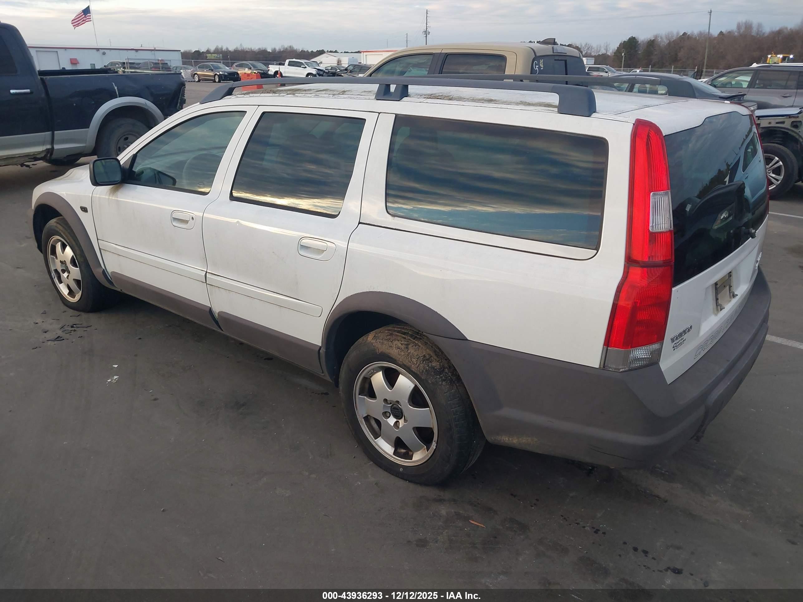 VOLVO XC70 image 3