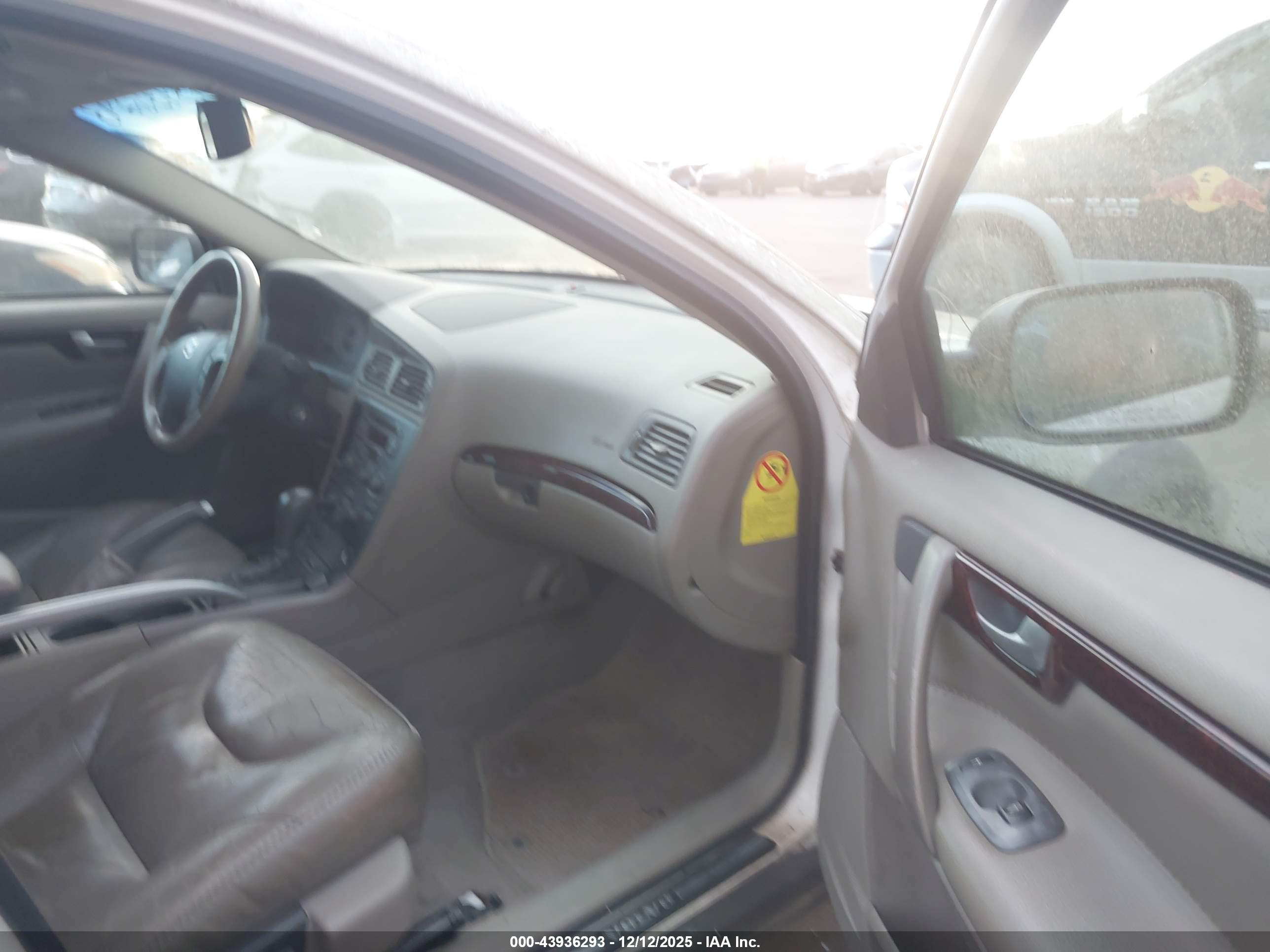 VOLVO XC70 image 5
