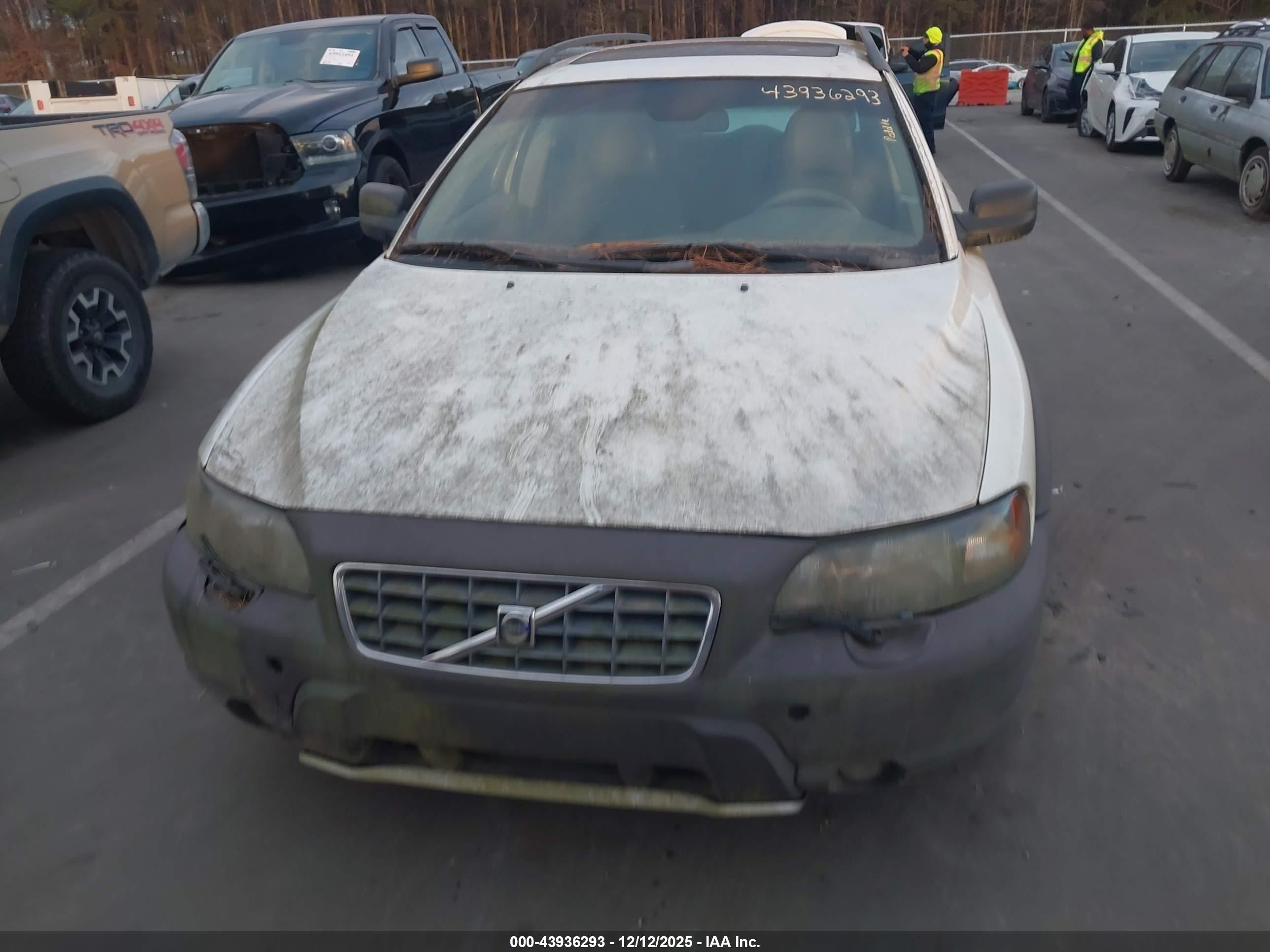 VOLVO XC70 image 6