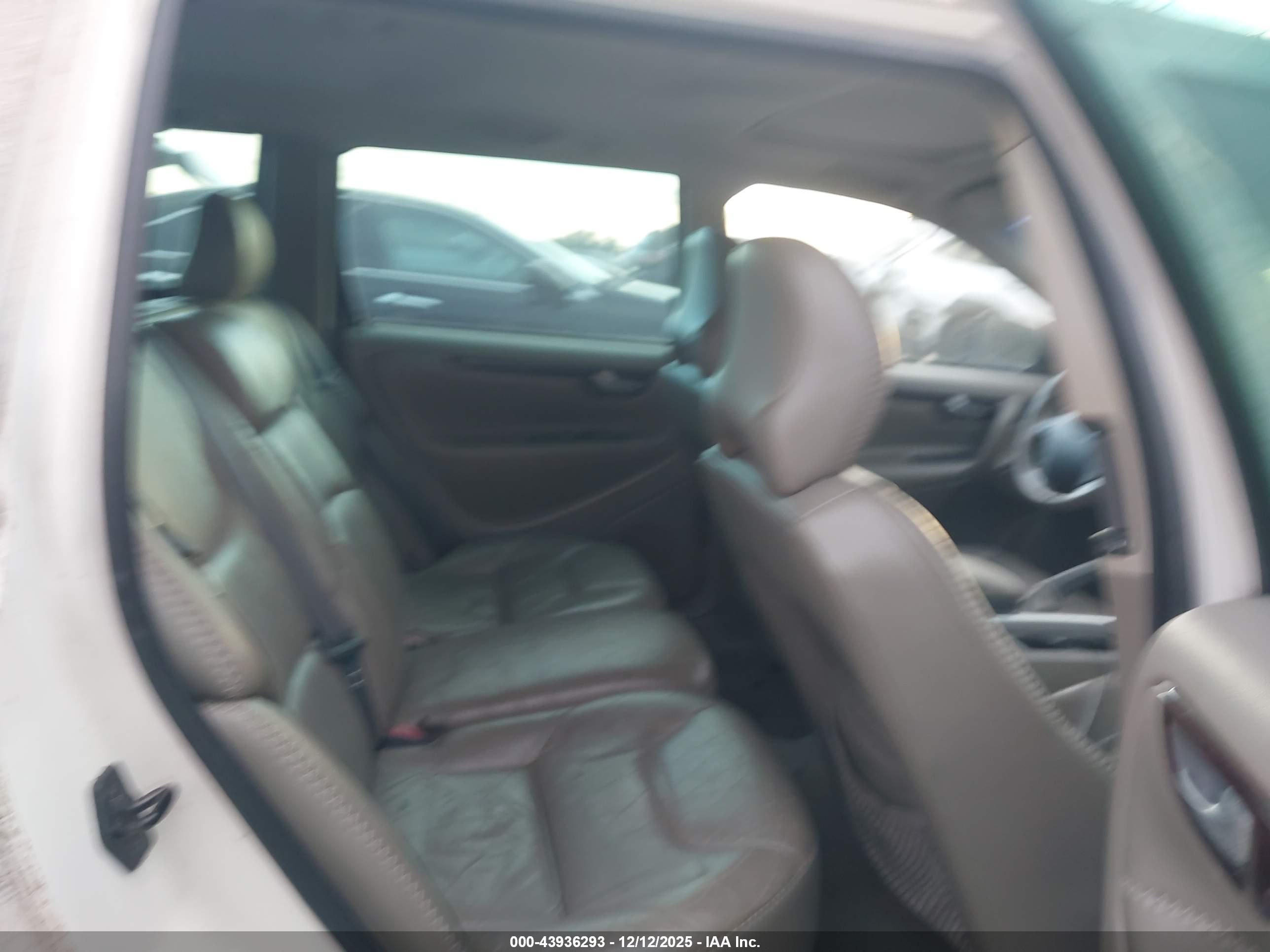 VOLVO XC70 image 8