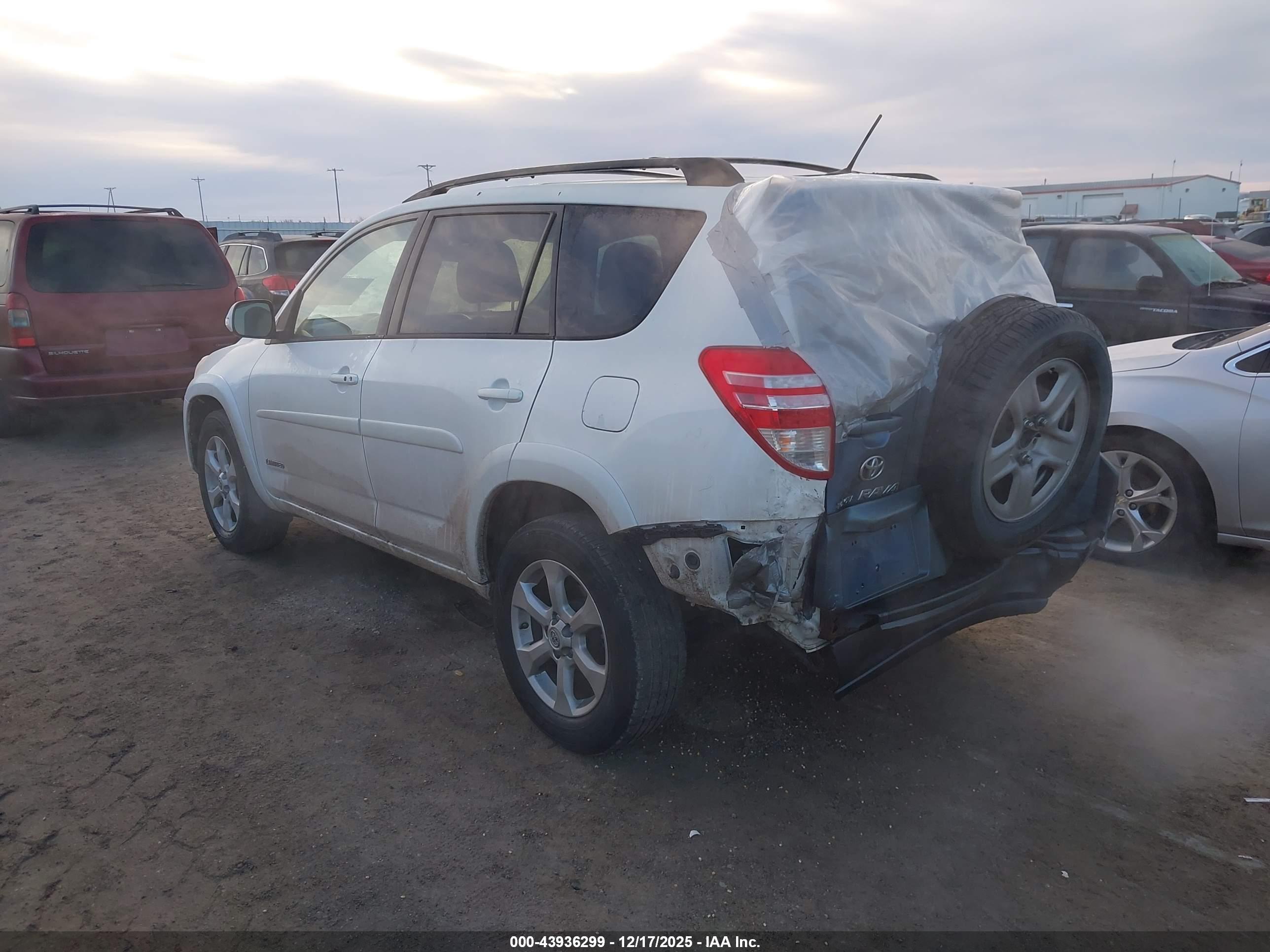 TOYOTA RAV4 image 3