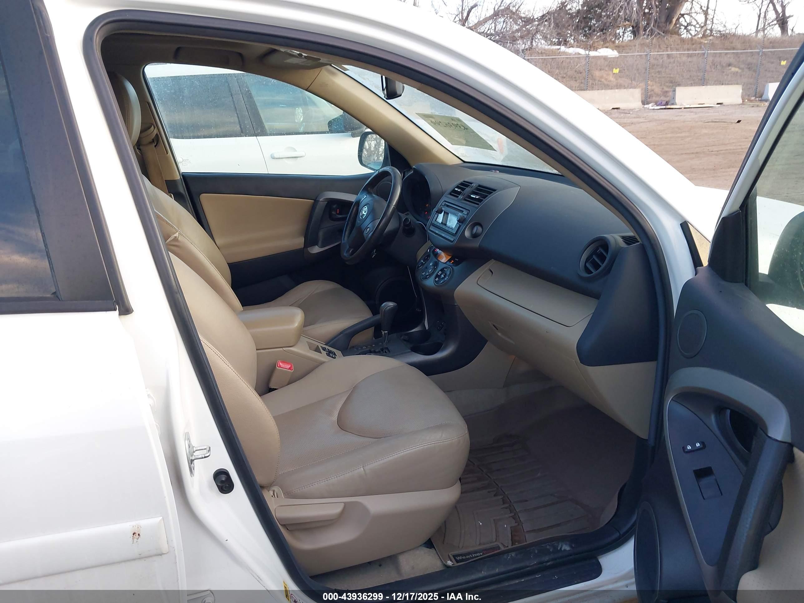 TOYOTA RAV4 image 5