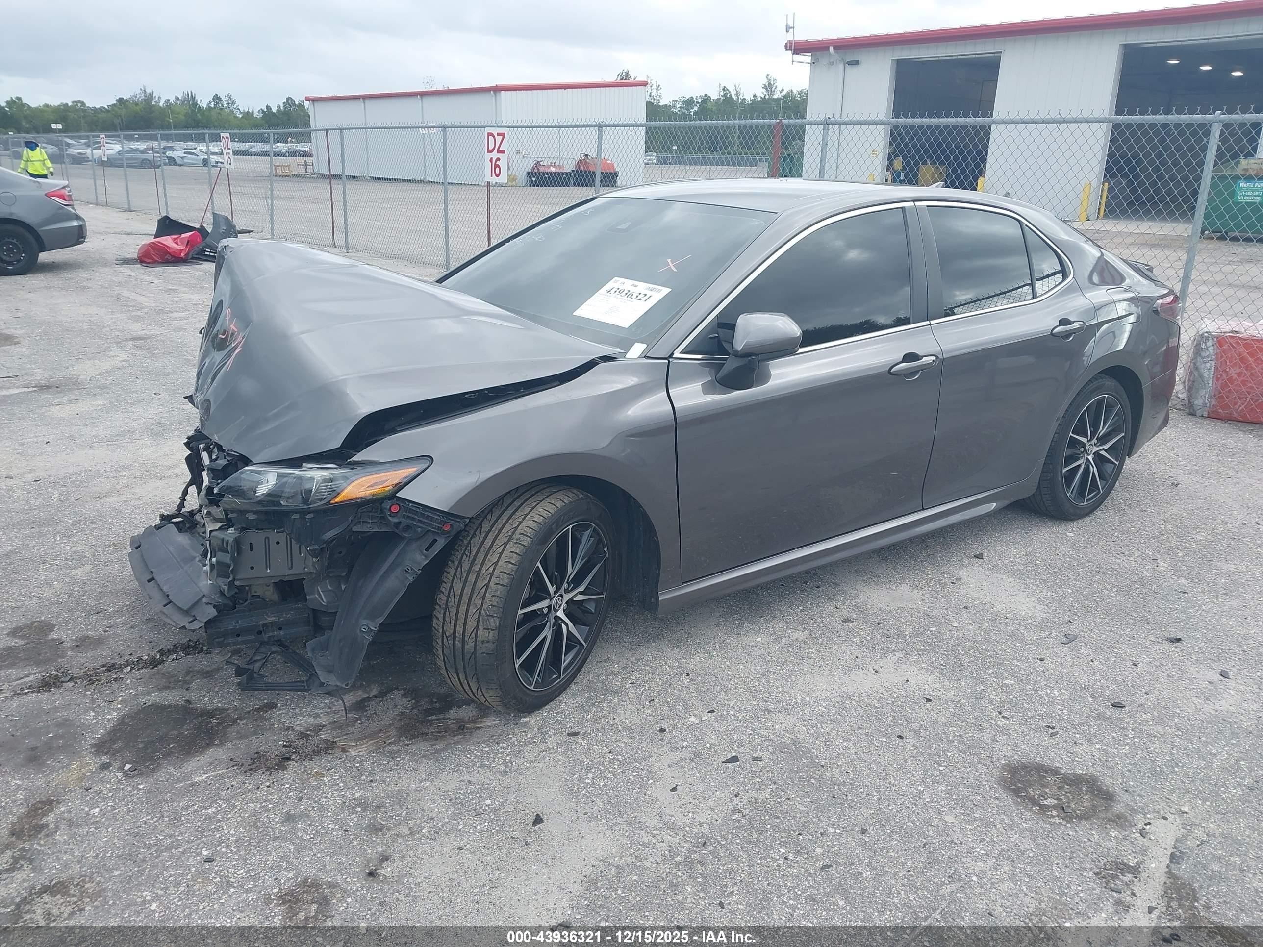 TOYOTA CAMRY image 2