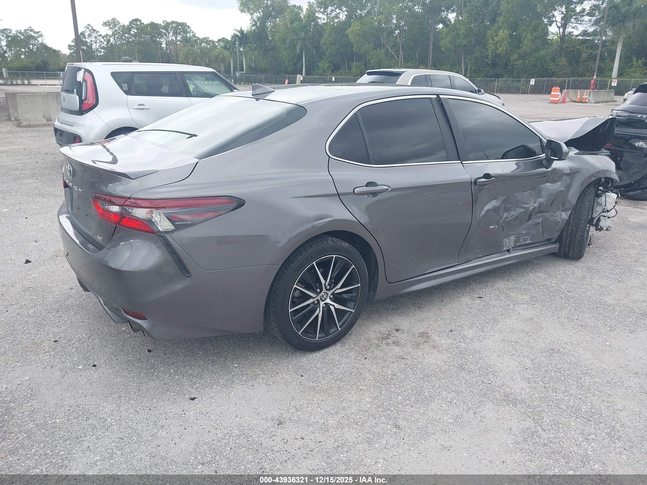 TOYOTA CAMRY image 4