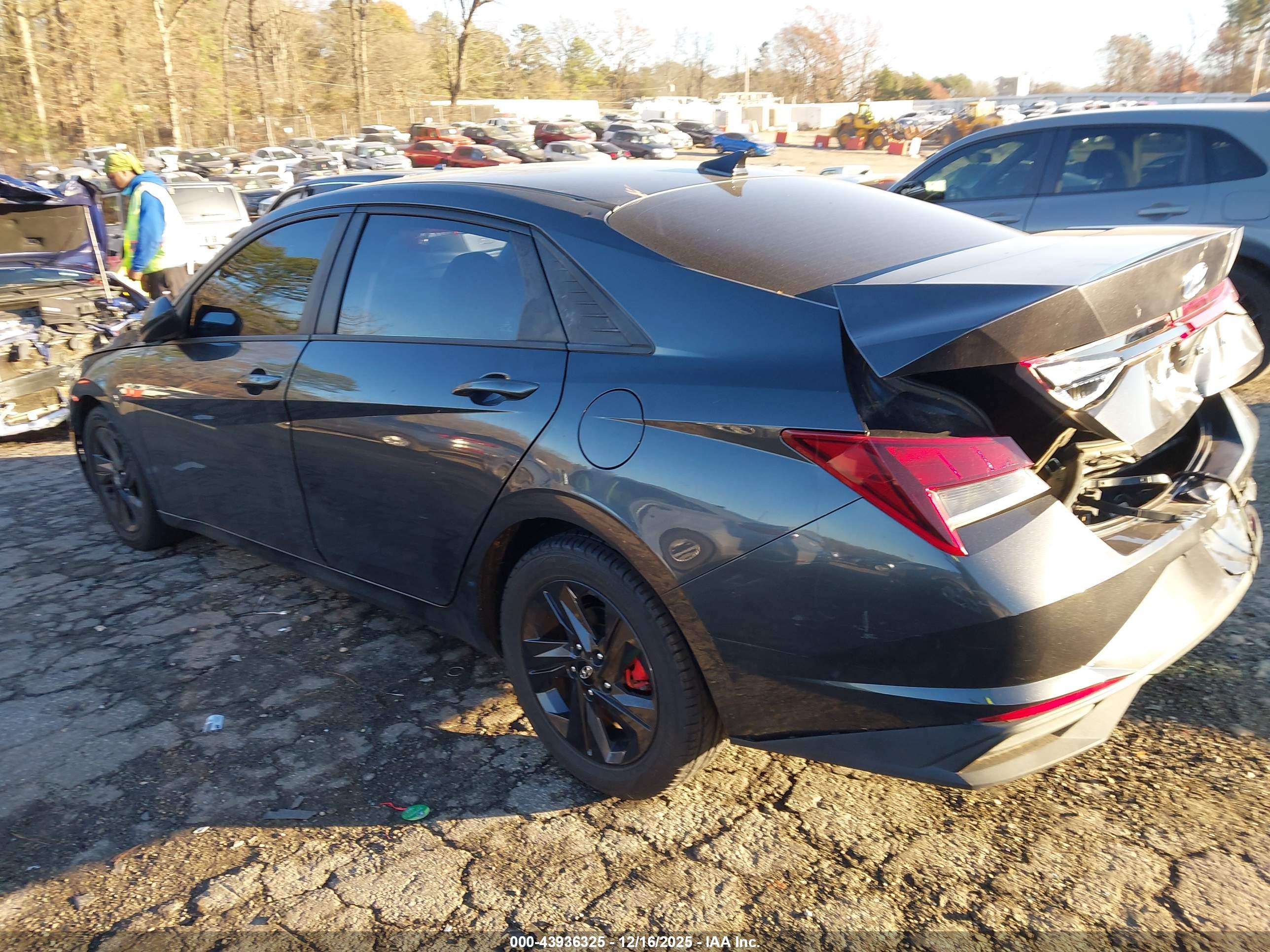 HYUNDAI ELANTRA image 3
