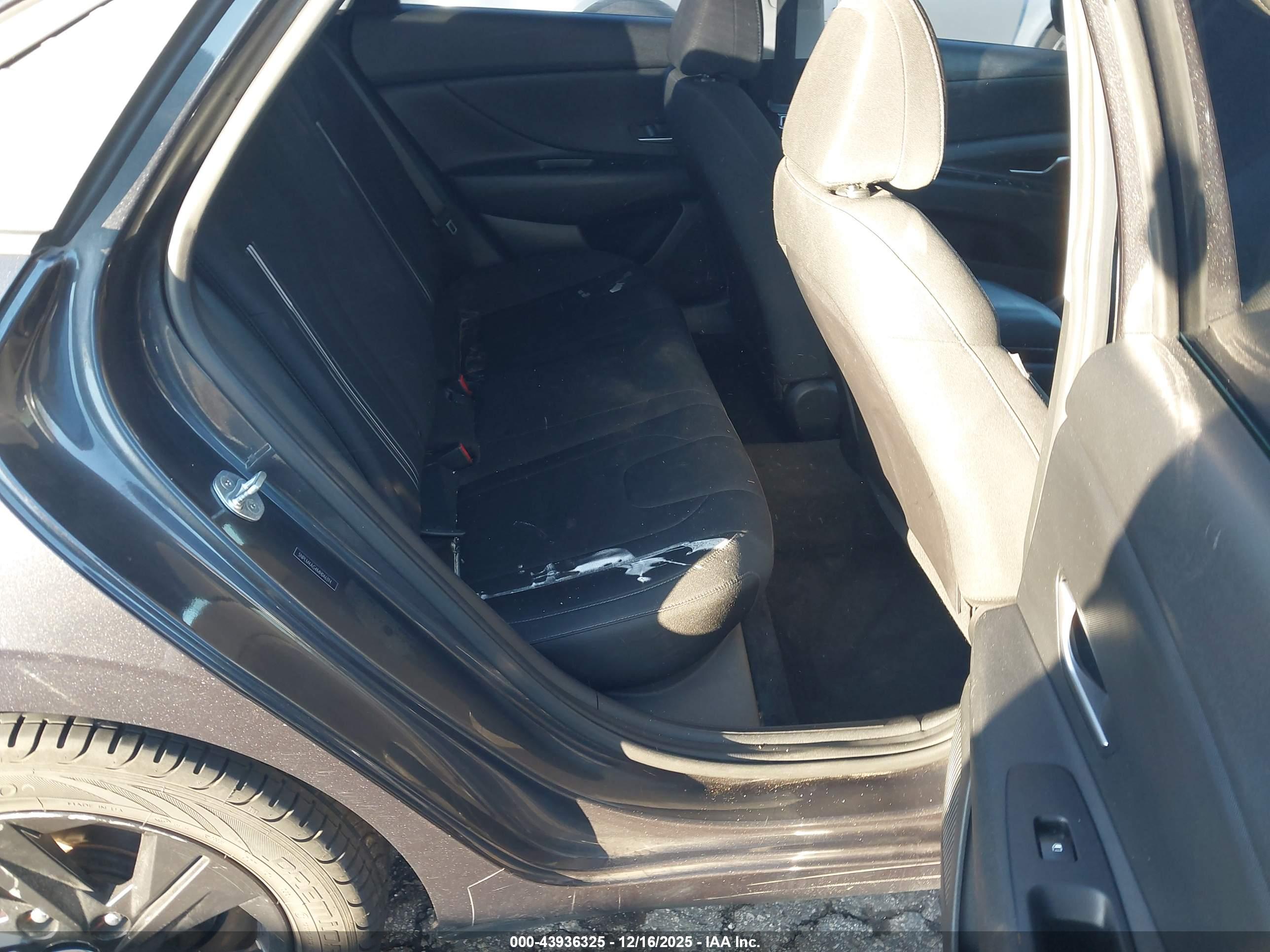 HYUNDAI ELANTRA image 8