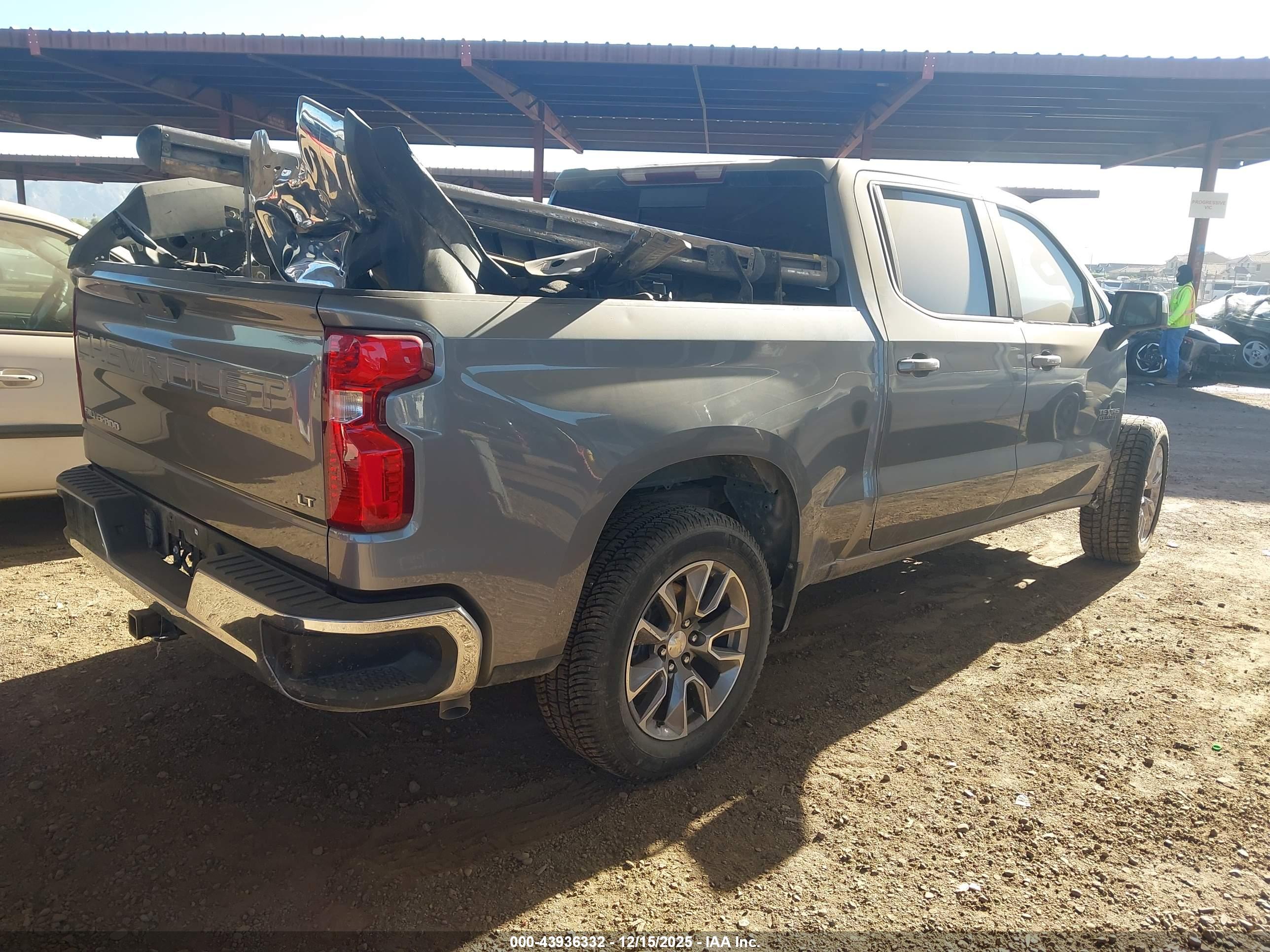 CHEVROLET SILVERADO image 4