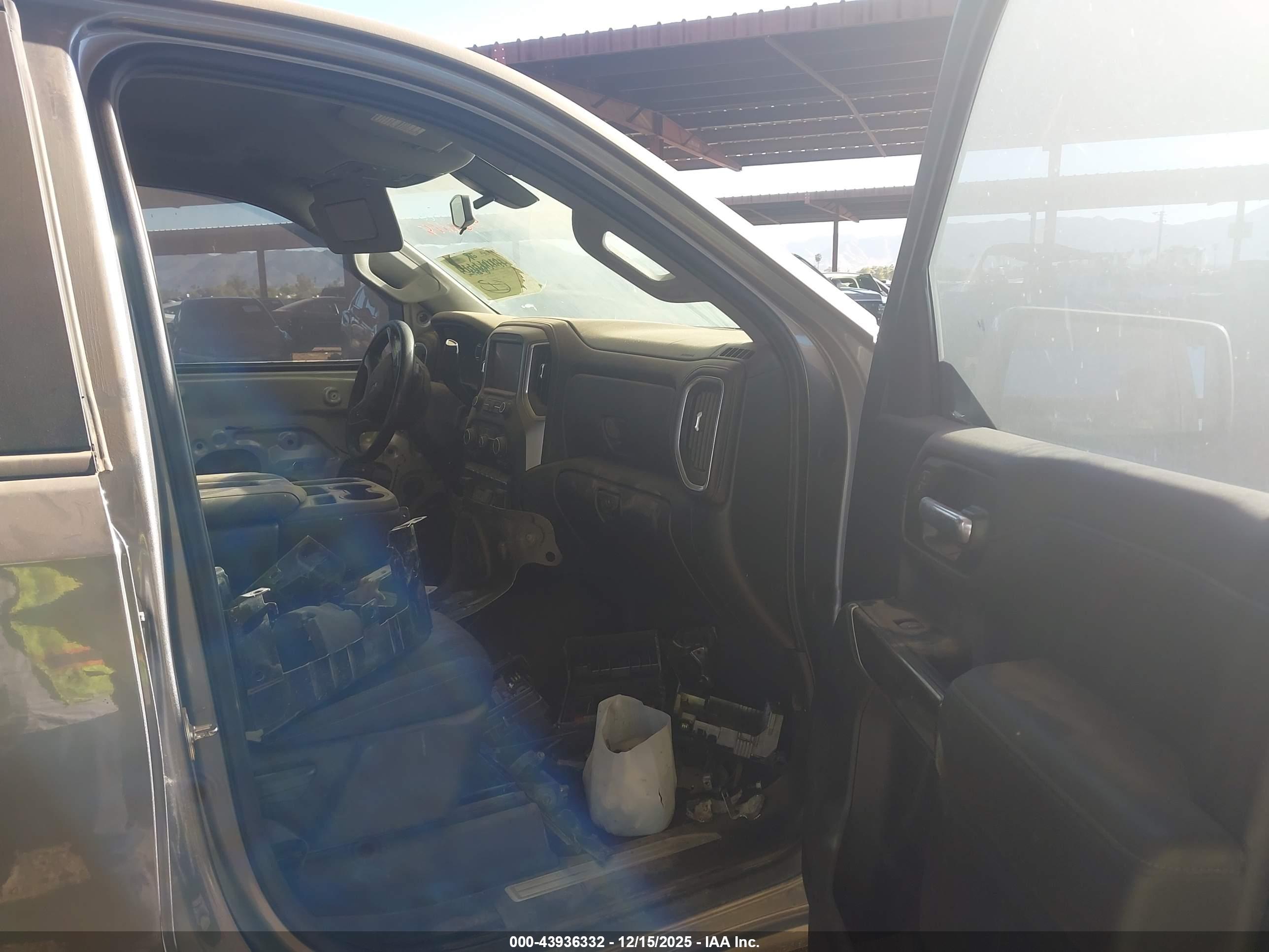 CHEVROLET SILVERADO image 5