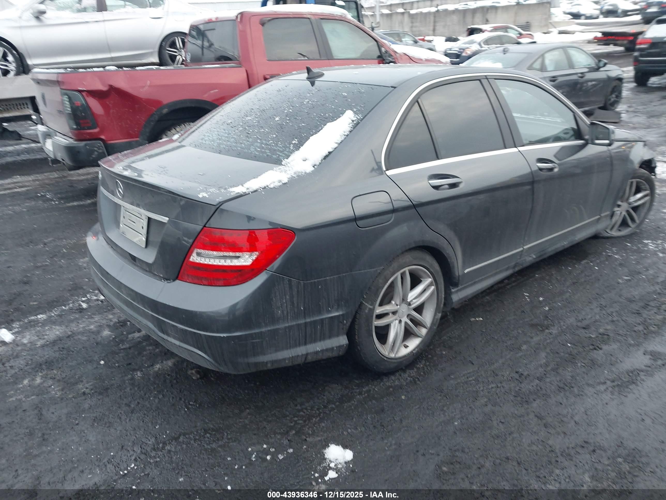 MERCEDES-BENZ C-CLASS image 4