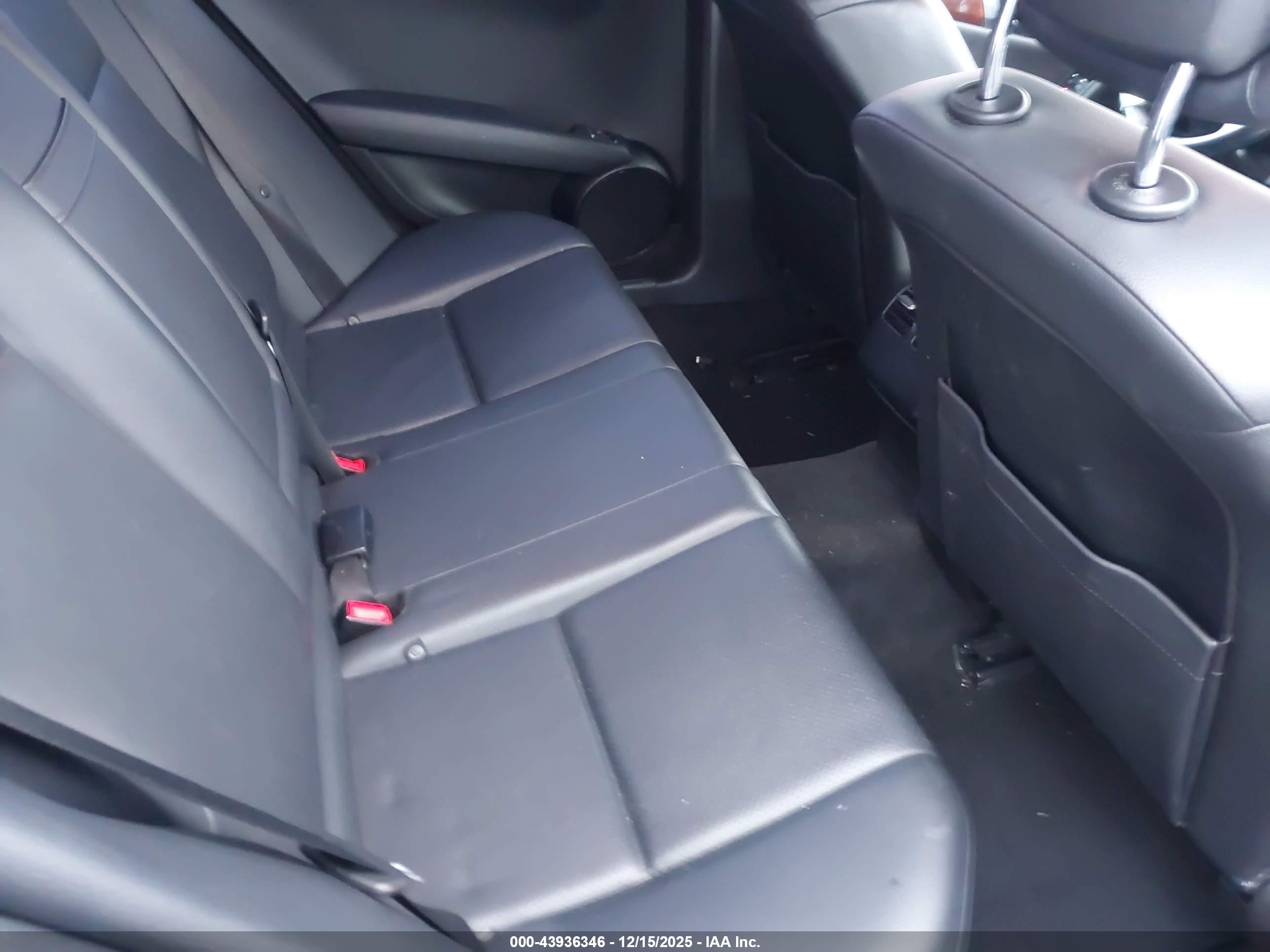 MERCEDES-BENZ C-CLASS image 8