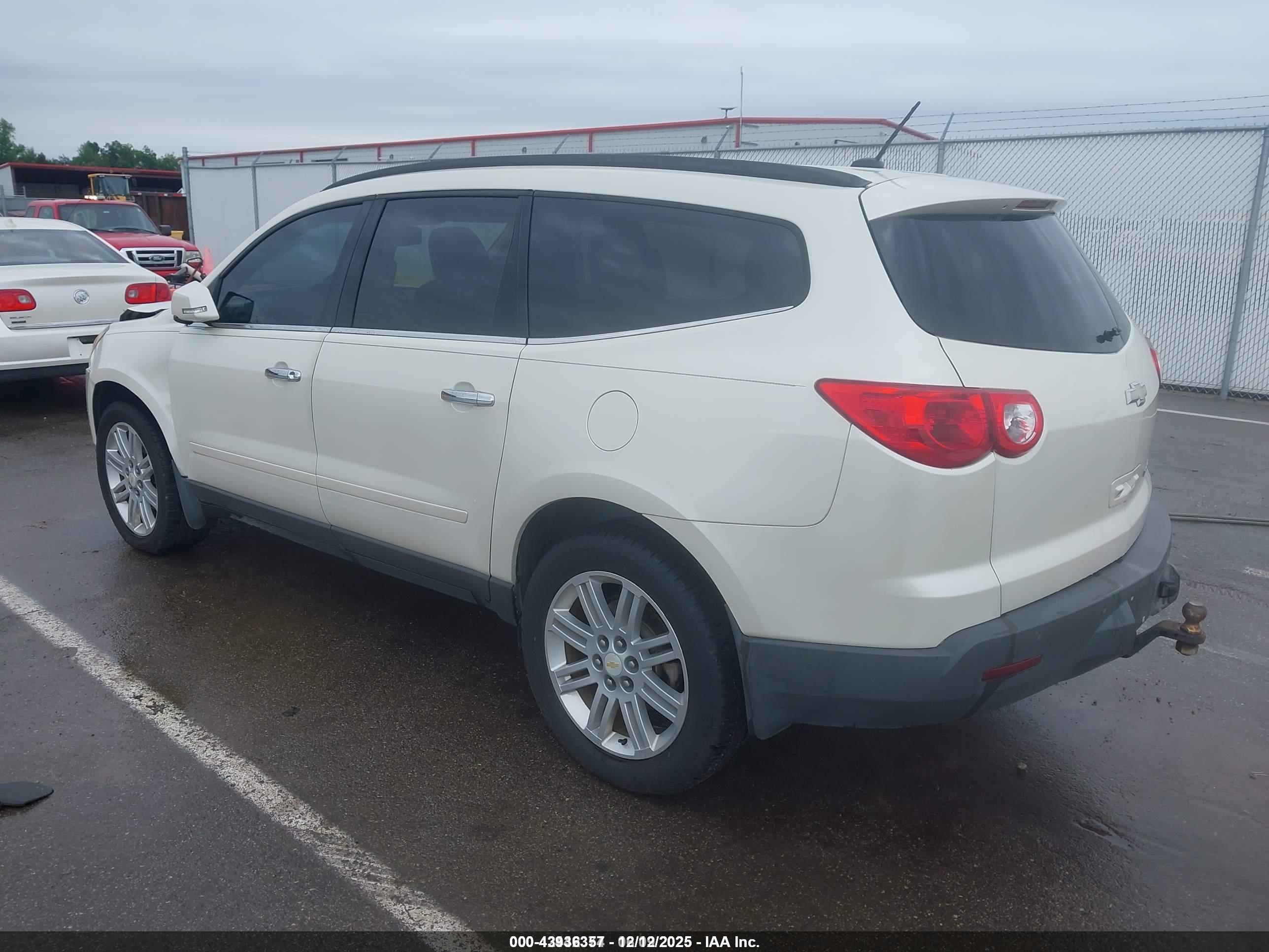CHEVROLET TRAVERSE image 3
