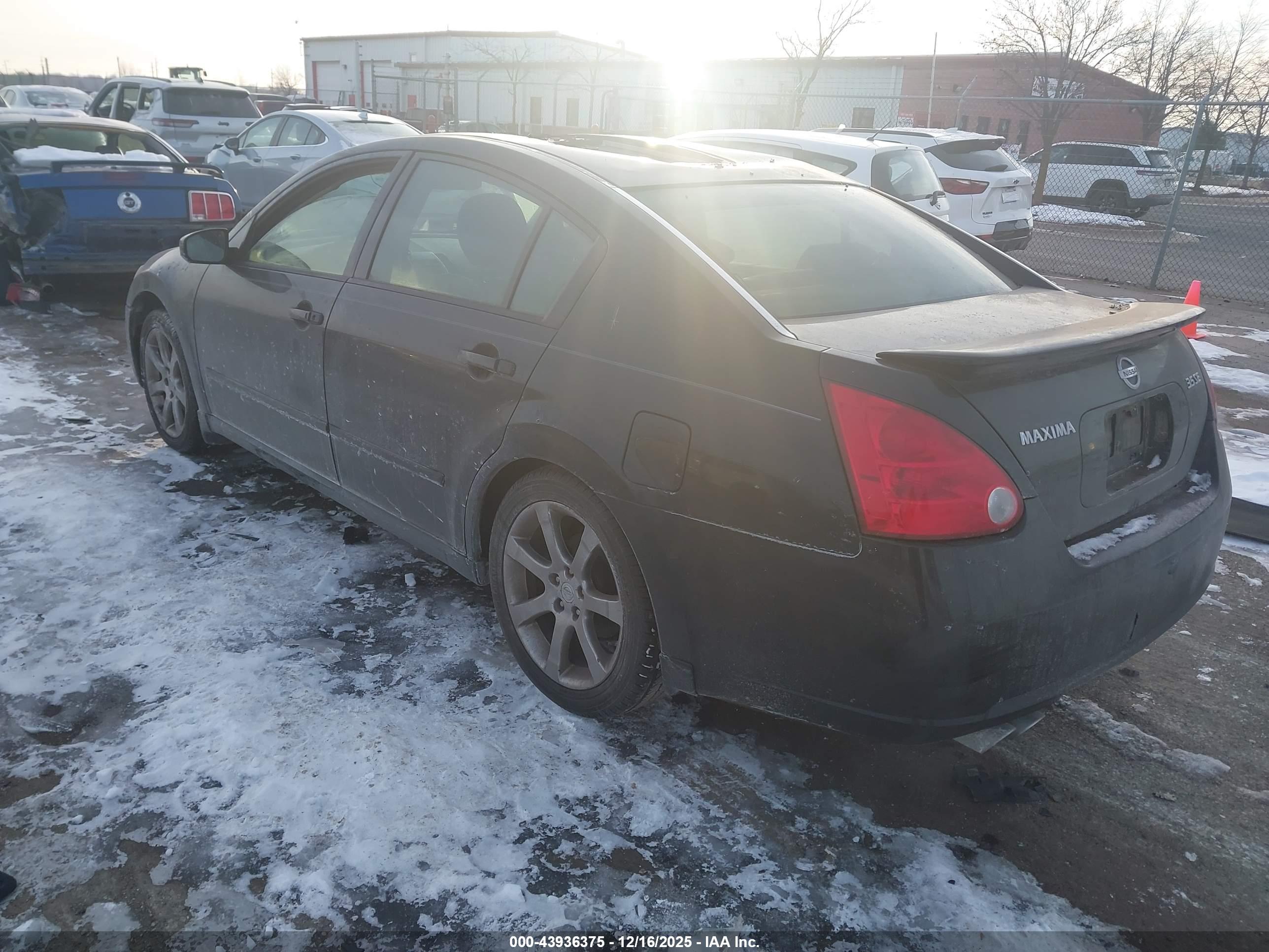 NISSAN MAXIMA image 3