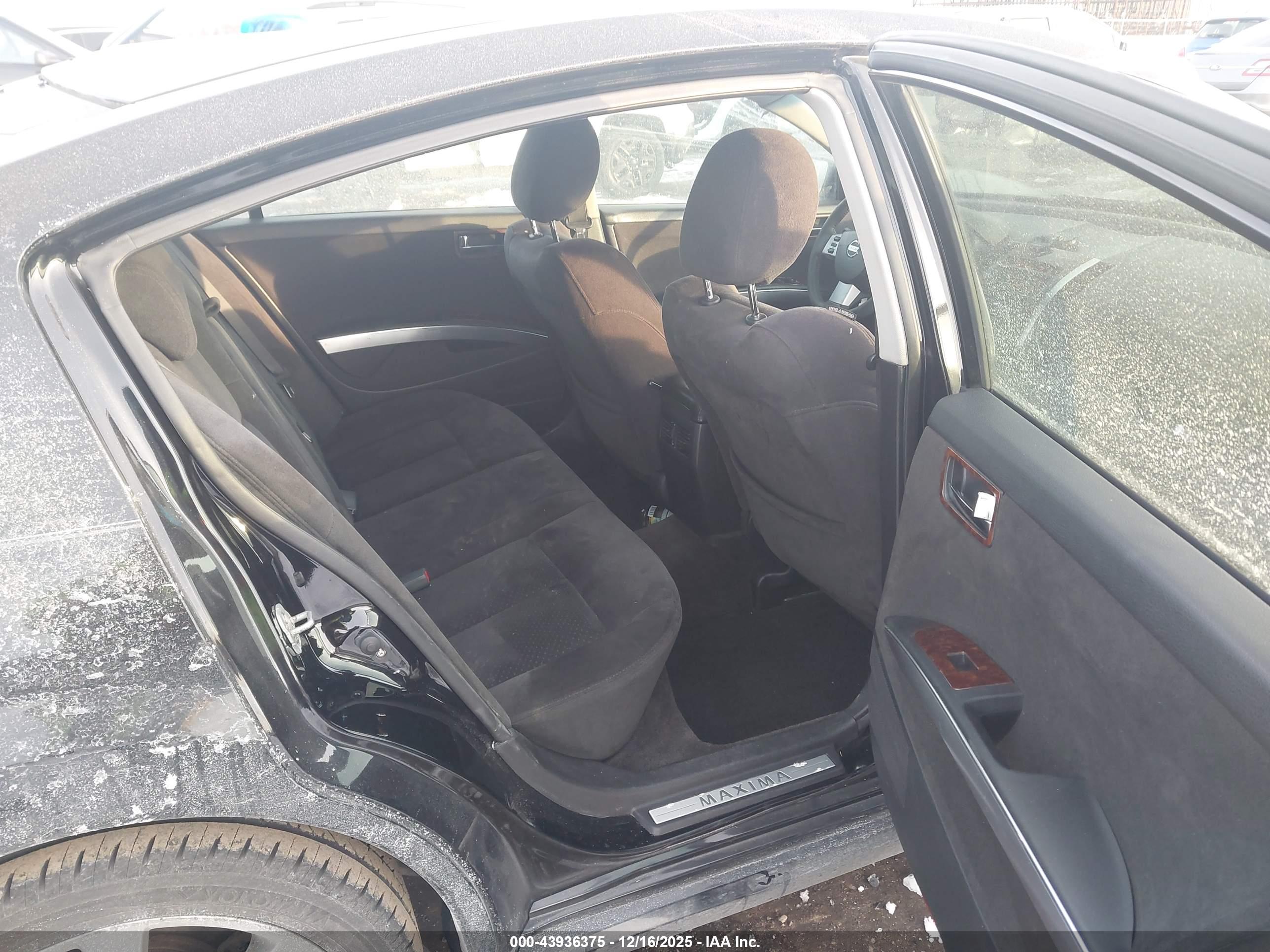 NISSAN MAXIMA image 8