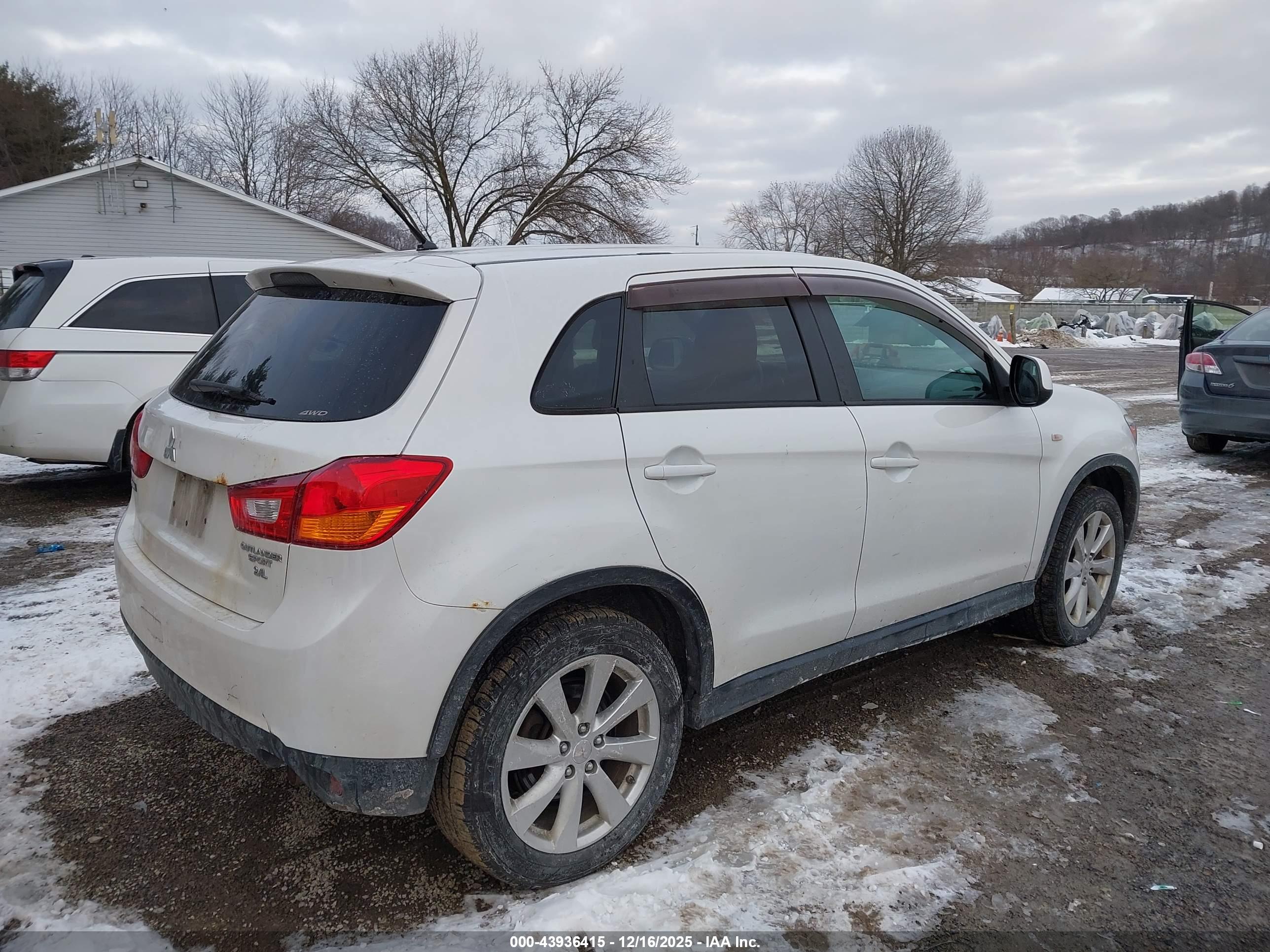 MITSUBISHI OUTLANDER image 4