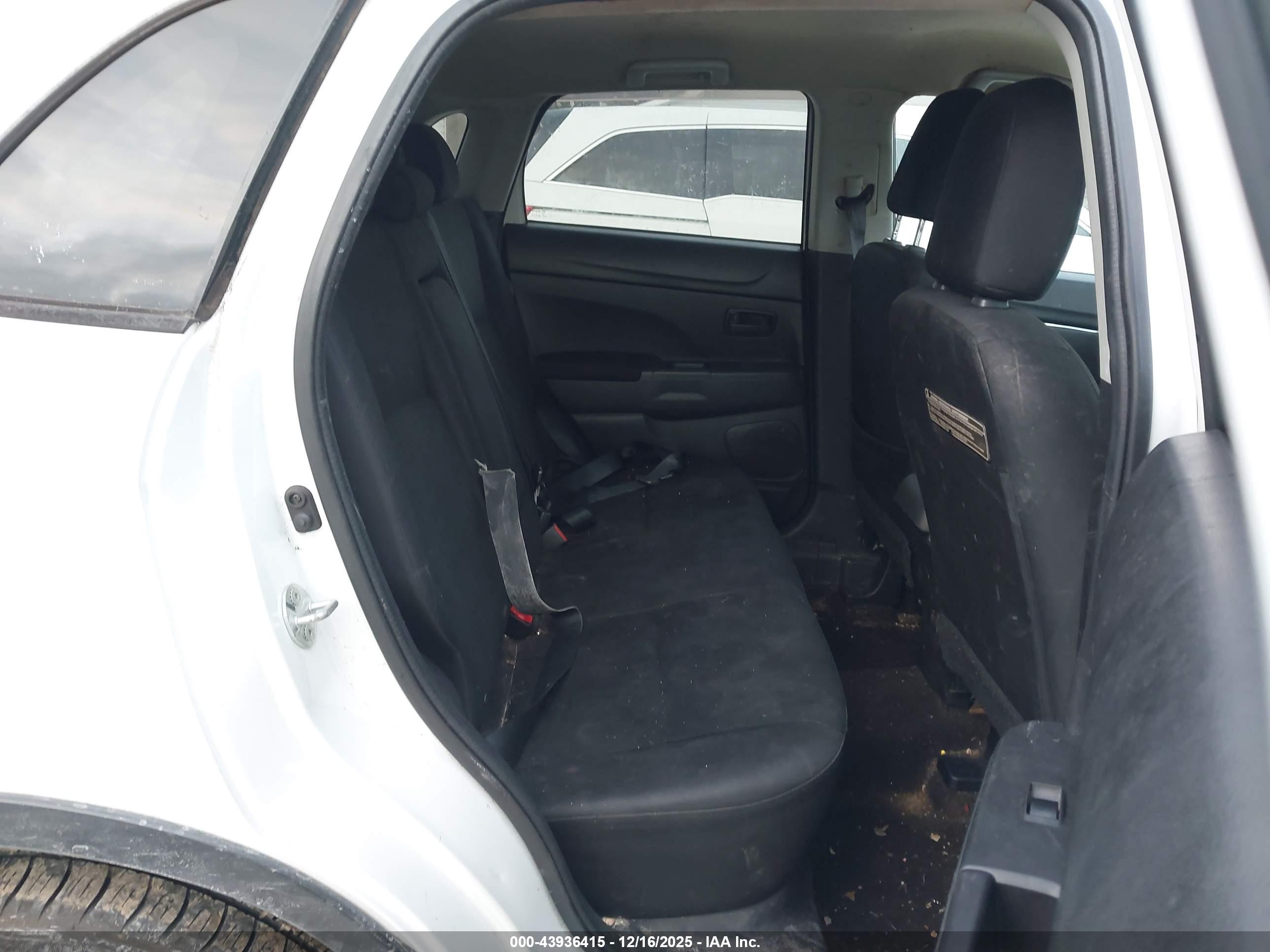 MITSUBISHI OUTLANDER image 8