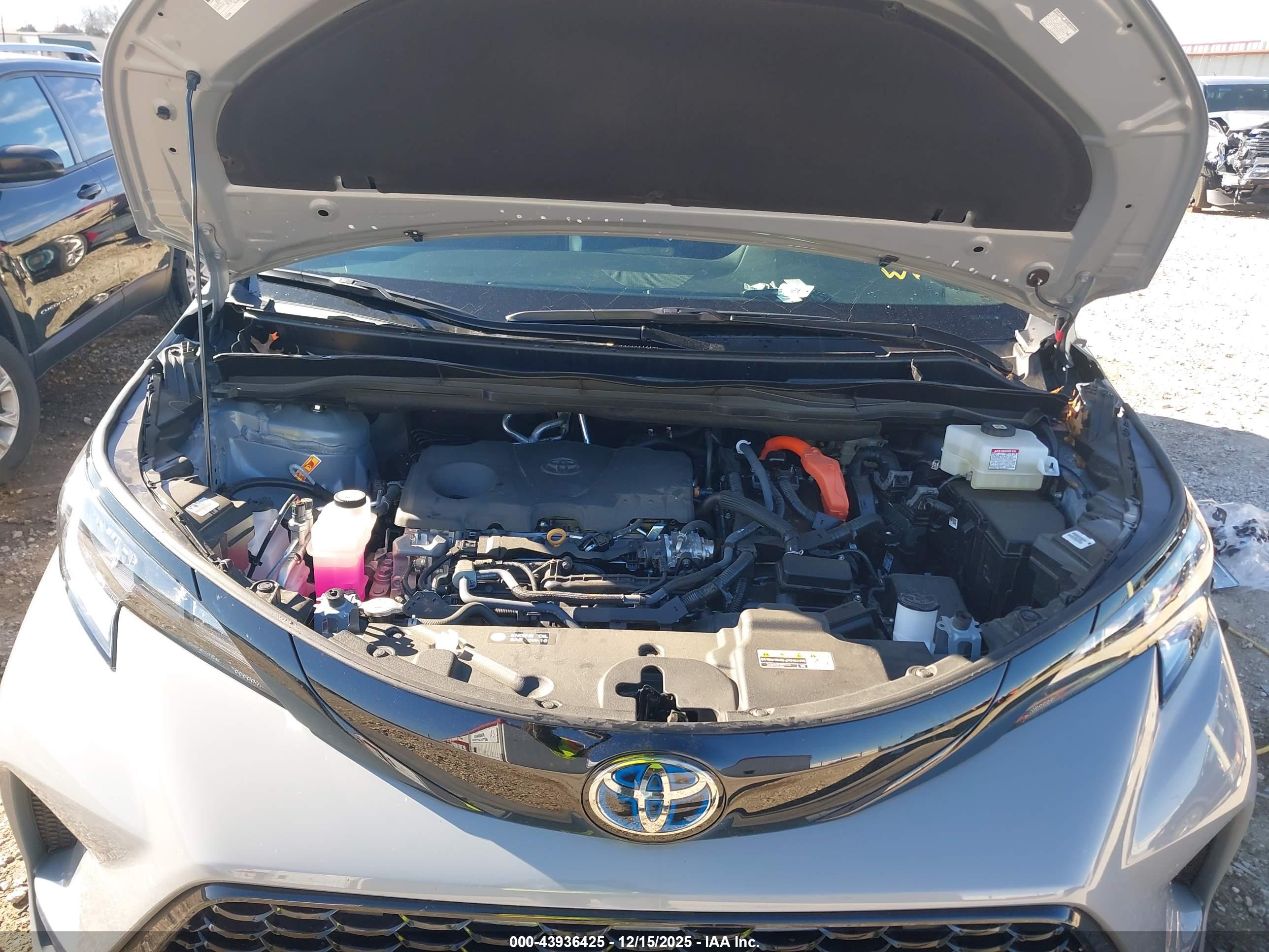 TOYOTA SIENNA image 10