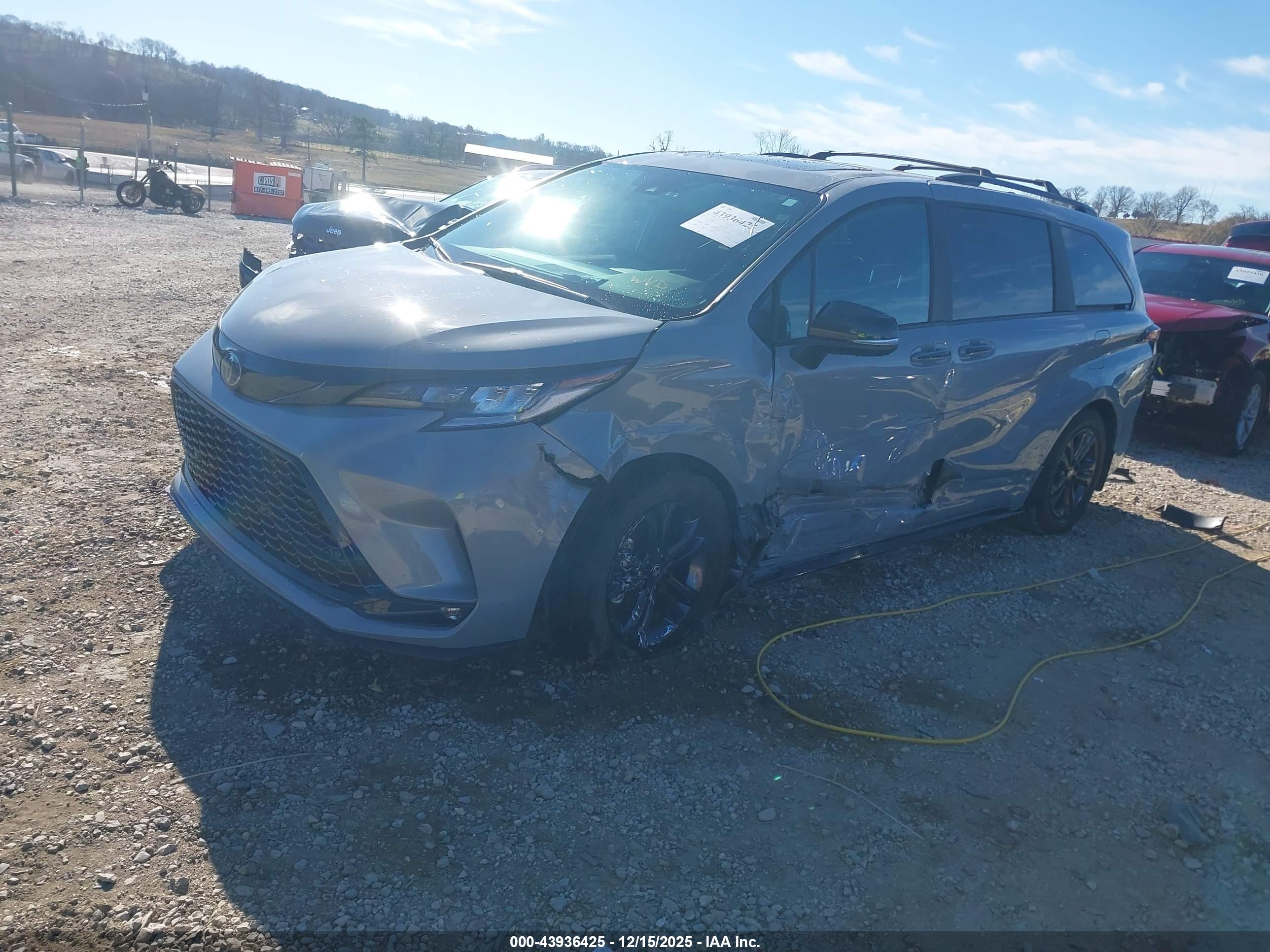 TOYOTA SIENNA image 2