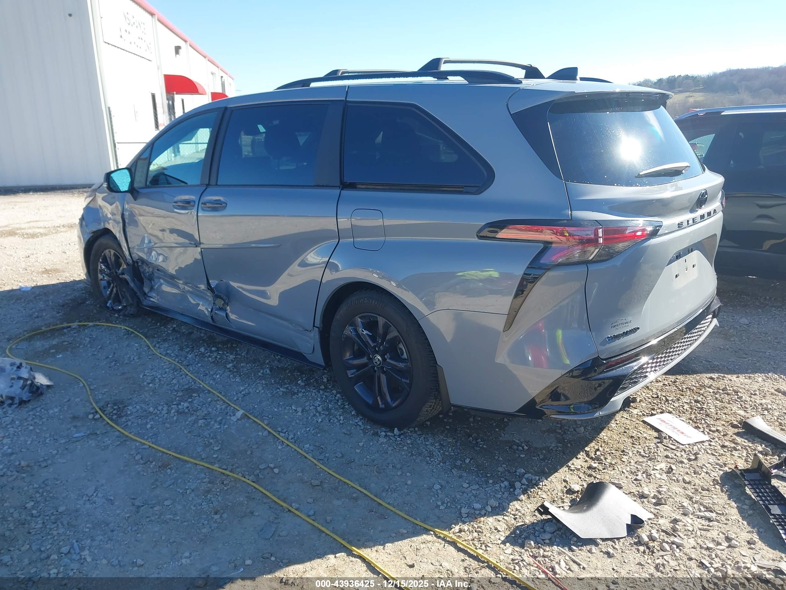 TOYOTA SIENNA image 3