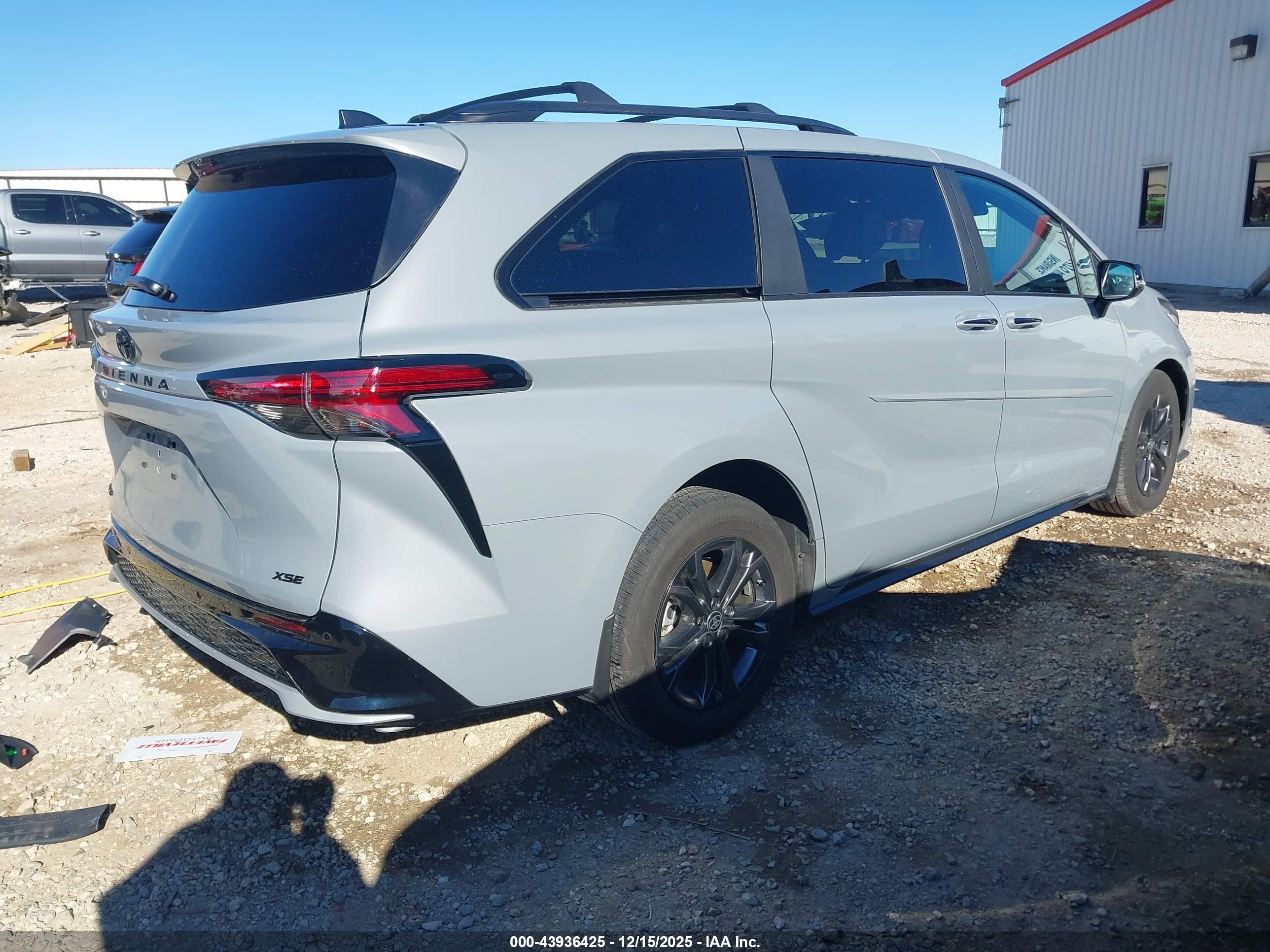 TOYOTA SIENNA image 4
