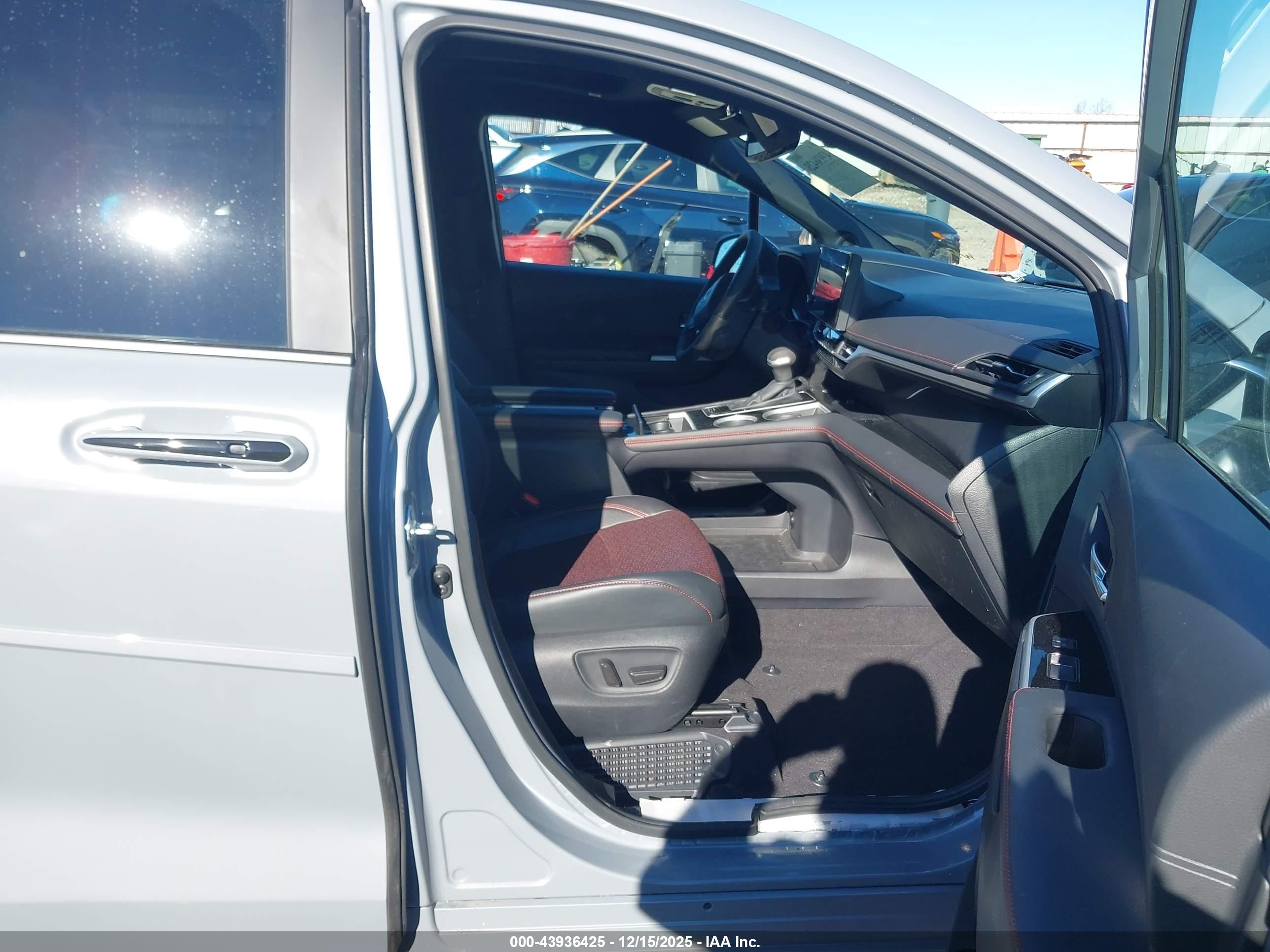 TOYOTA SIENNA image 5