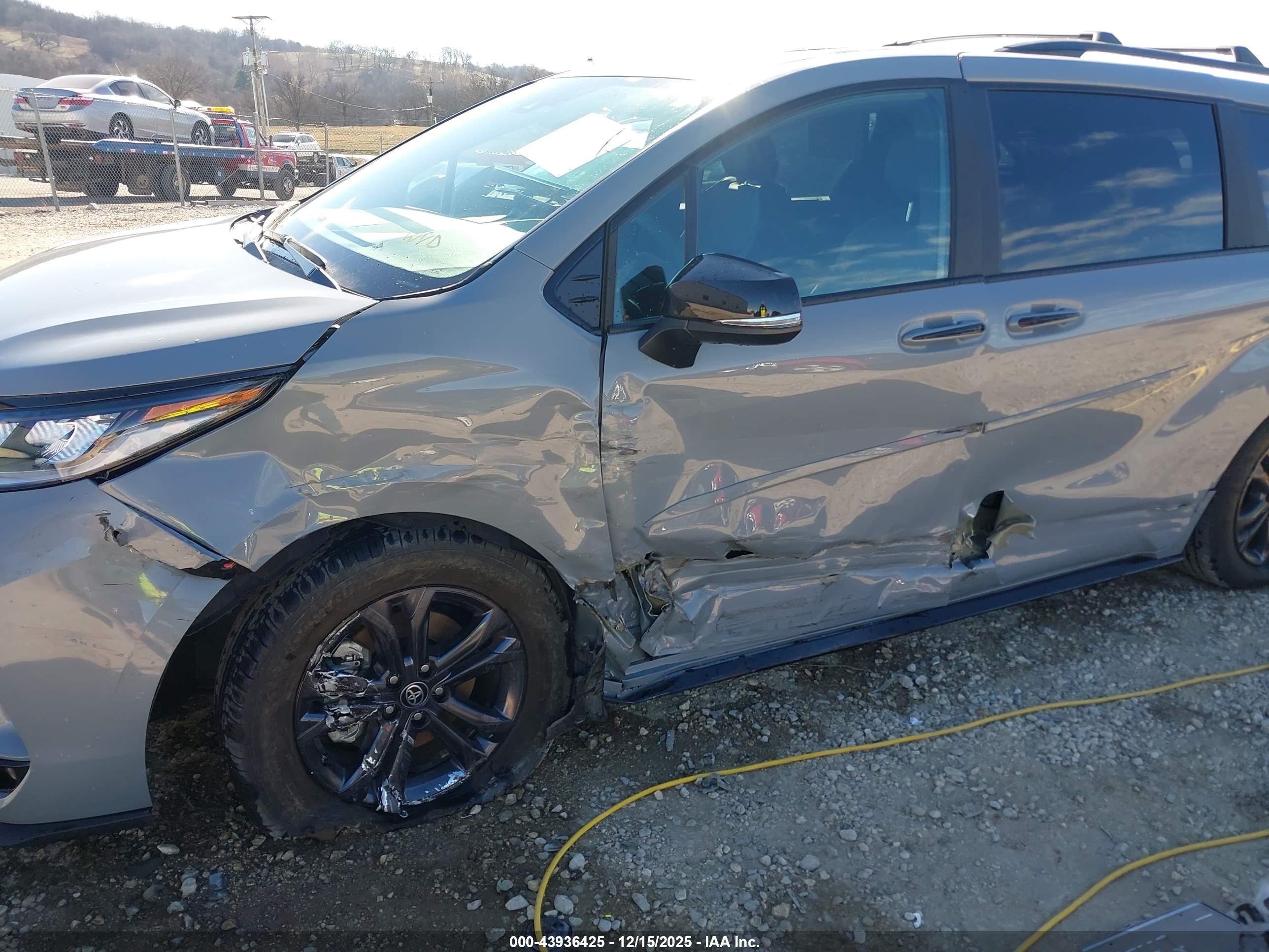 TOYOTA SIENNA image 6