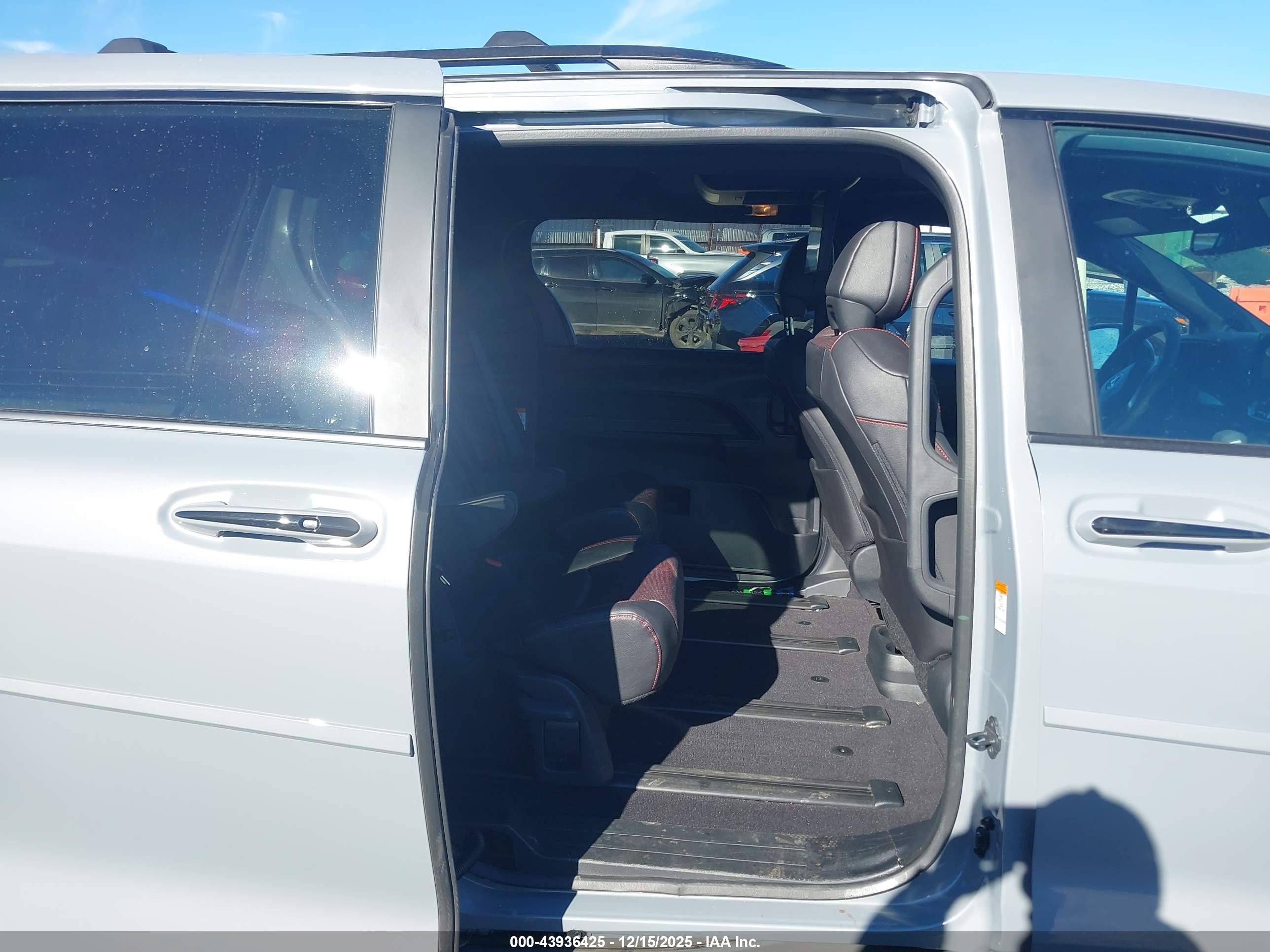 TOYOTA SIENNA image 8