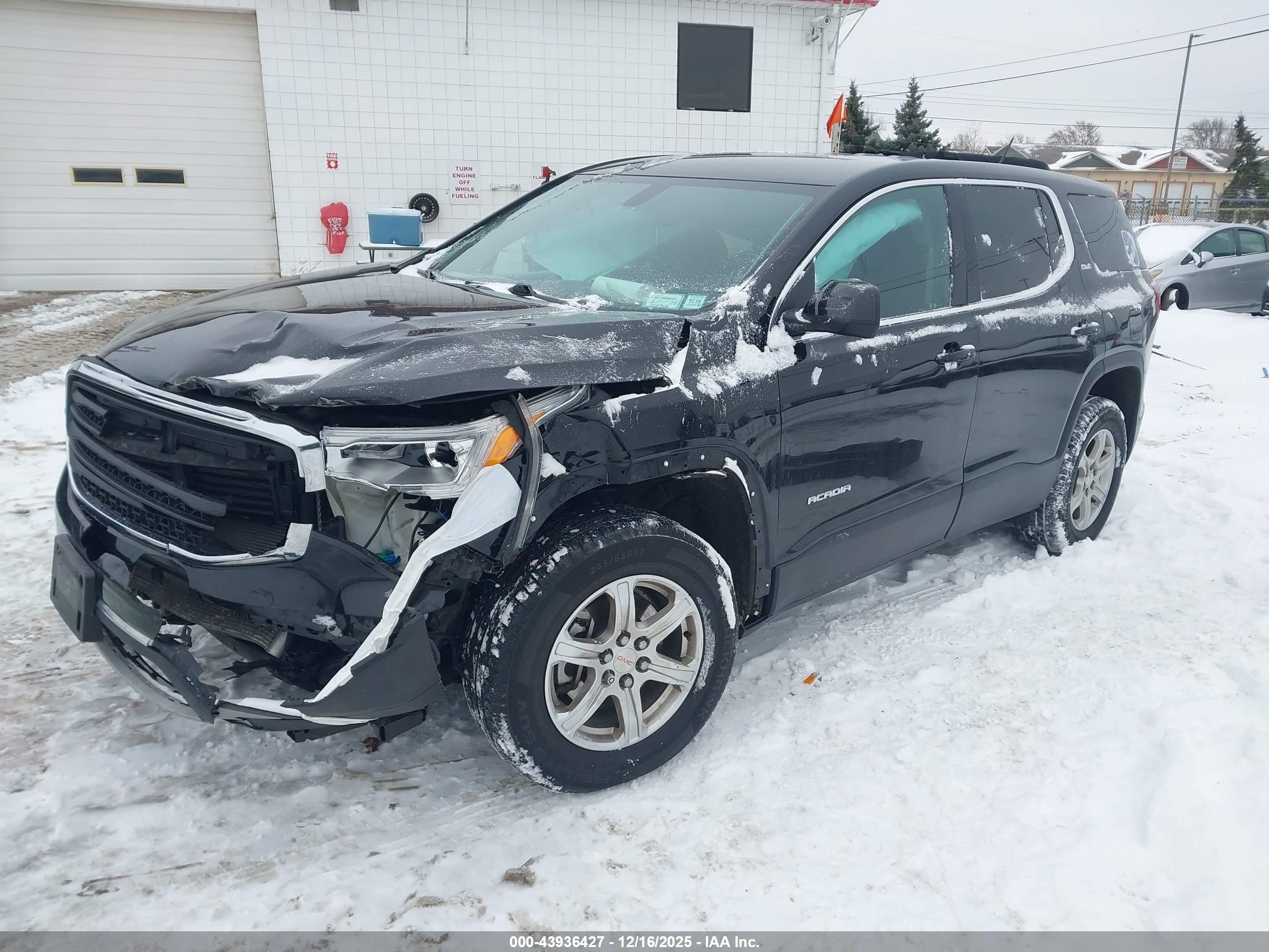 GMC ACADIA image 2