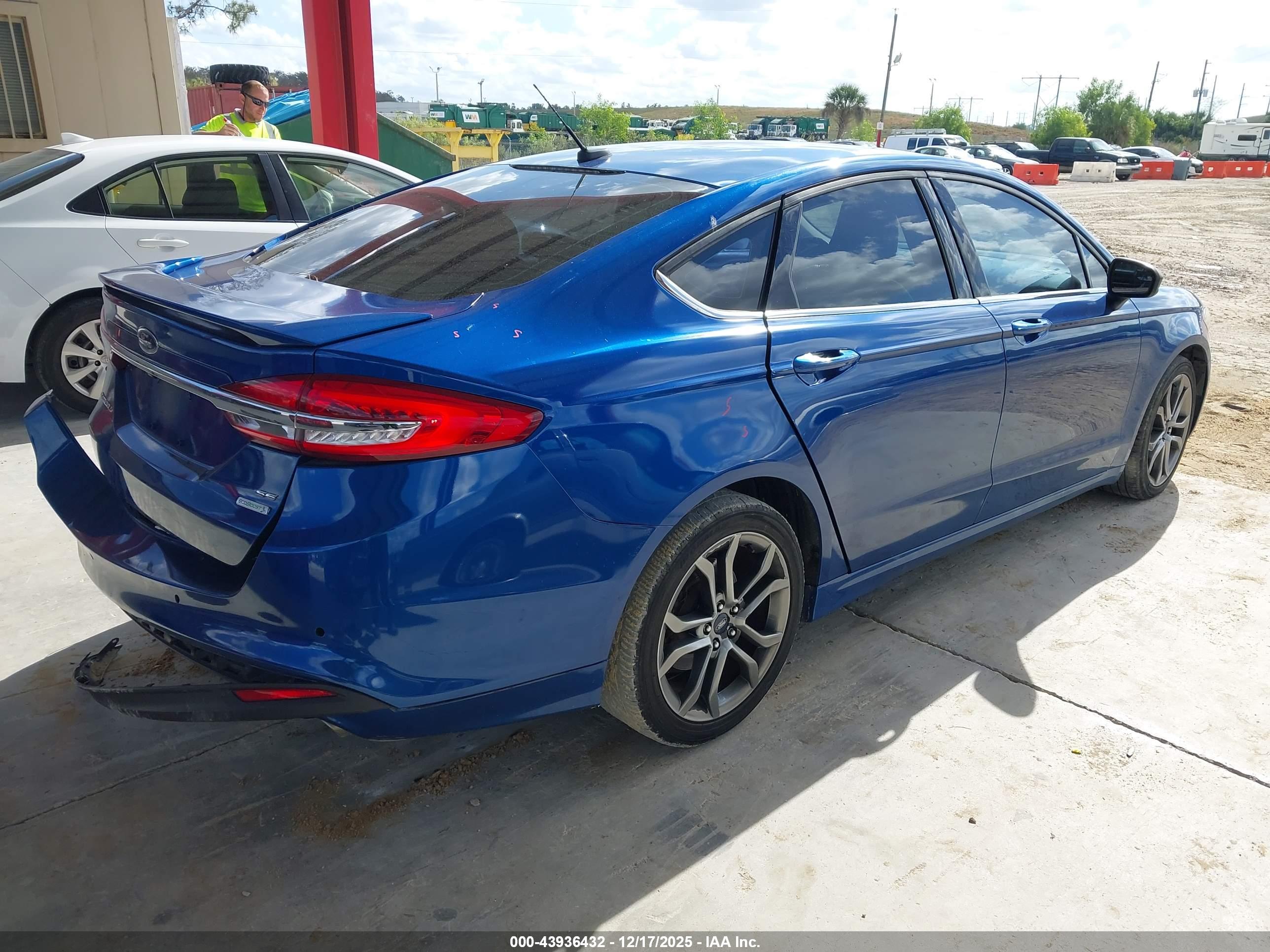 FORD FUSION image 4