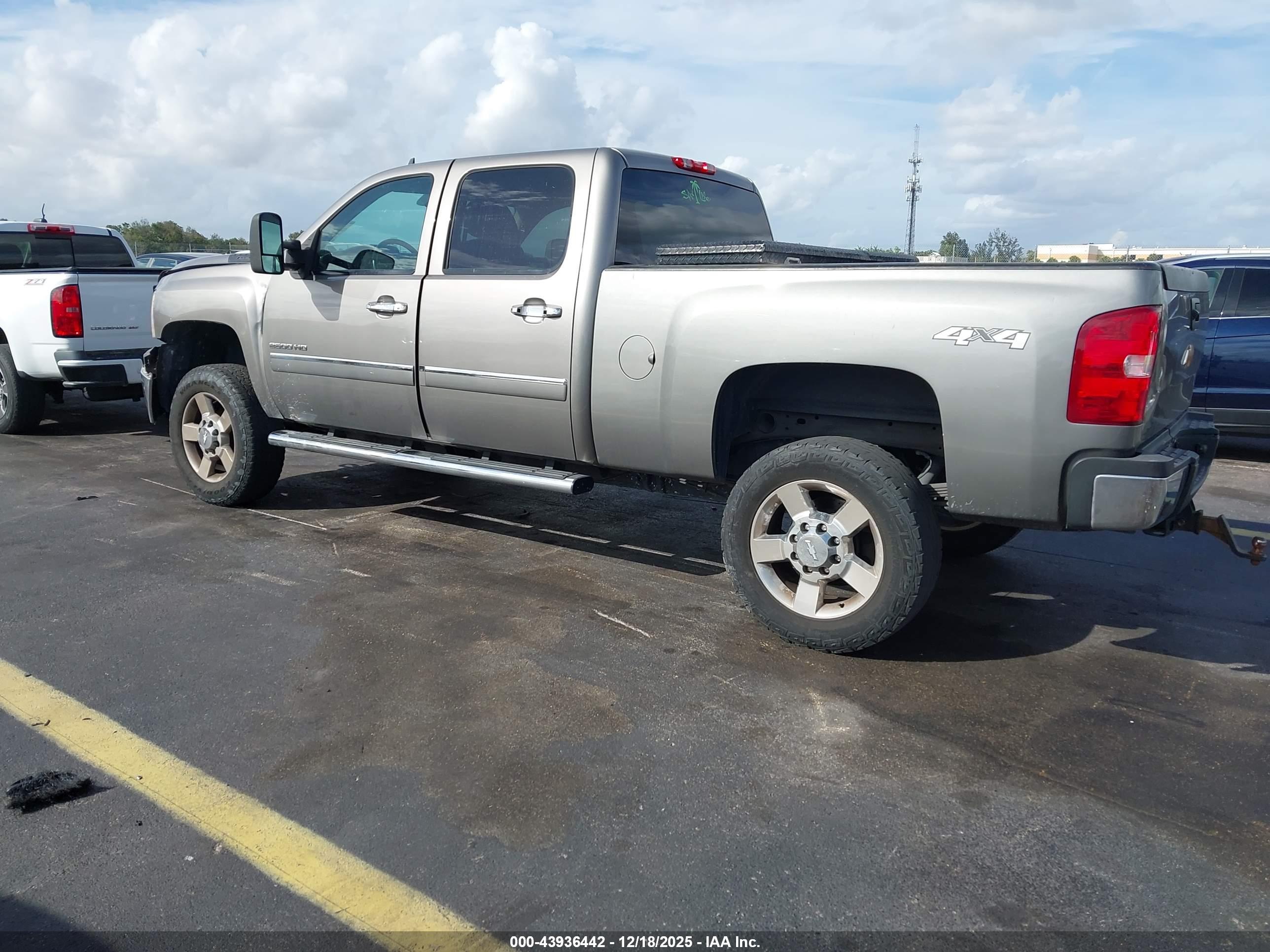 CHEVROLET SILVERADO image 3