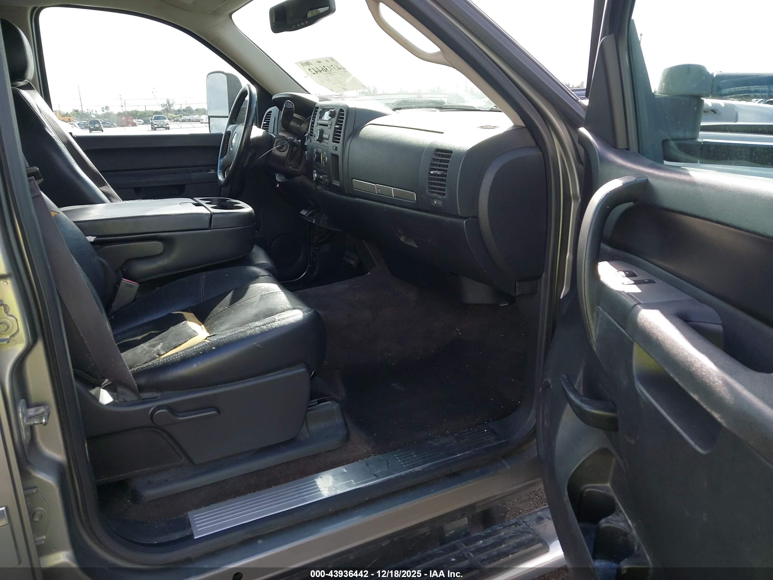 CHEVROLET SILVERADO image 5