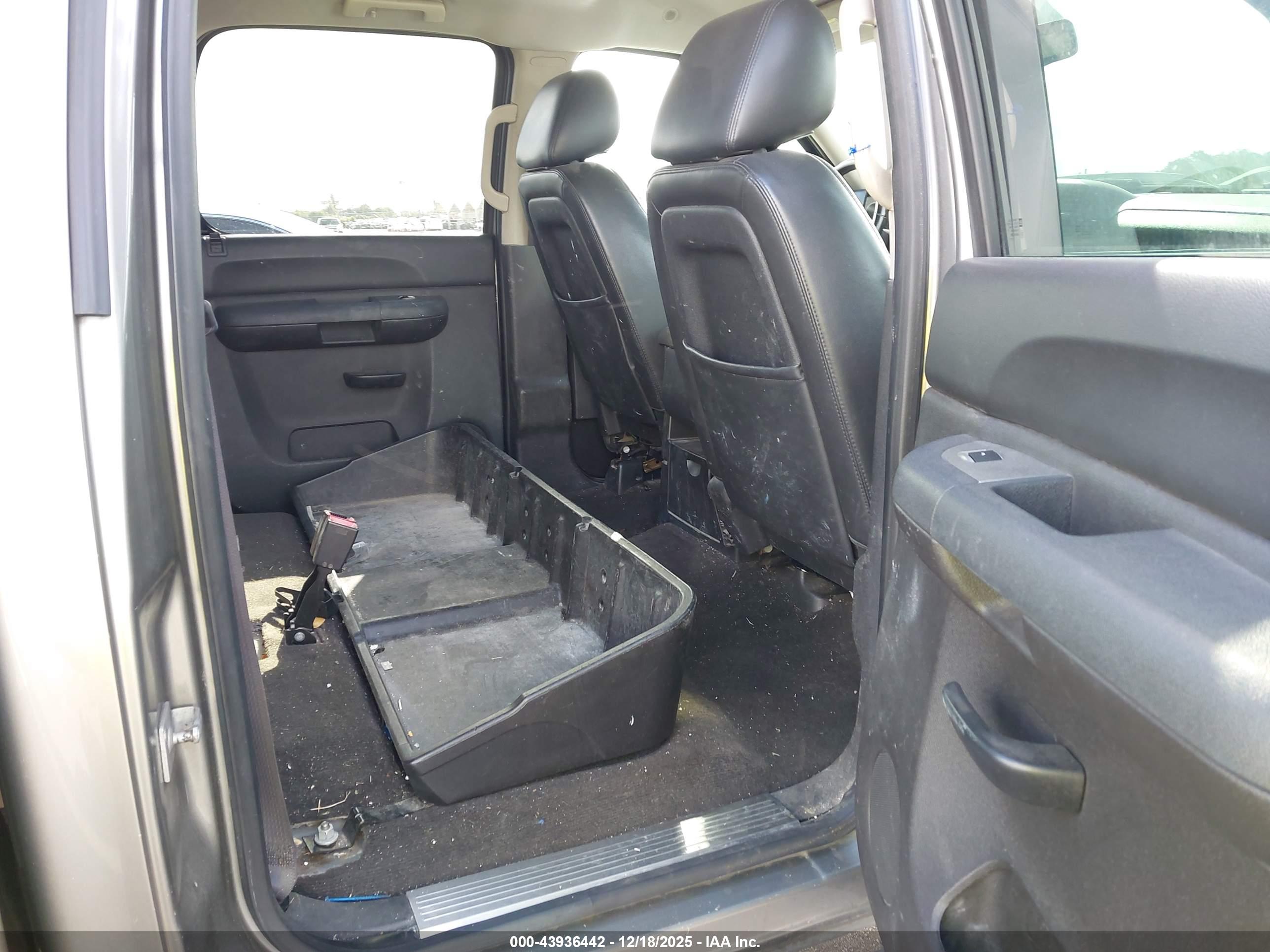 CHEVROLET SILVERADO image 8