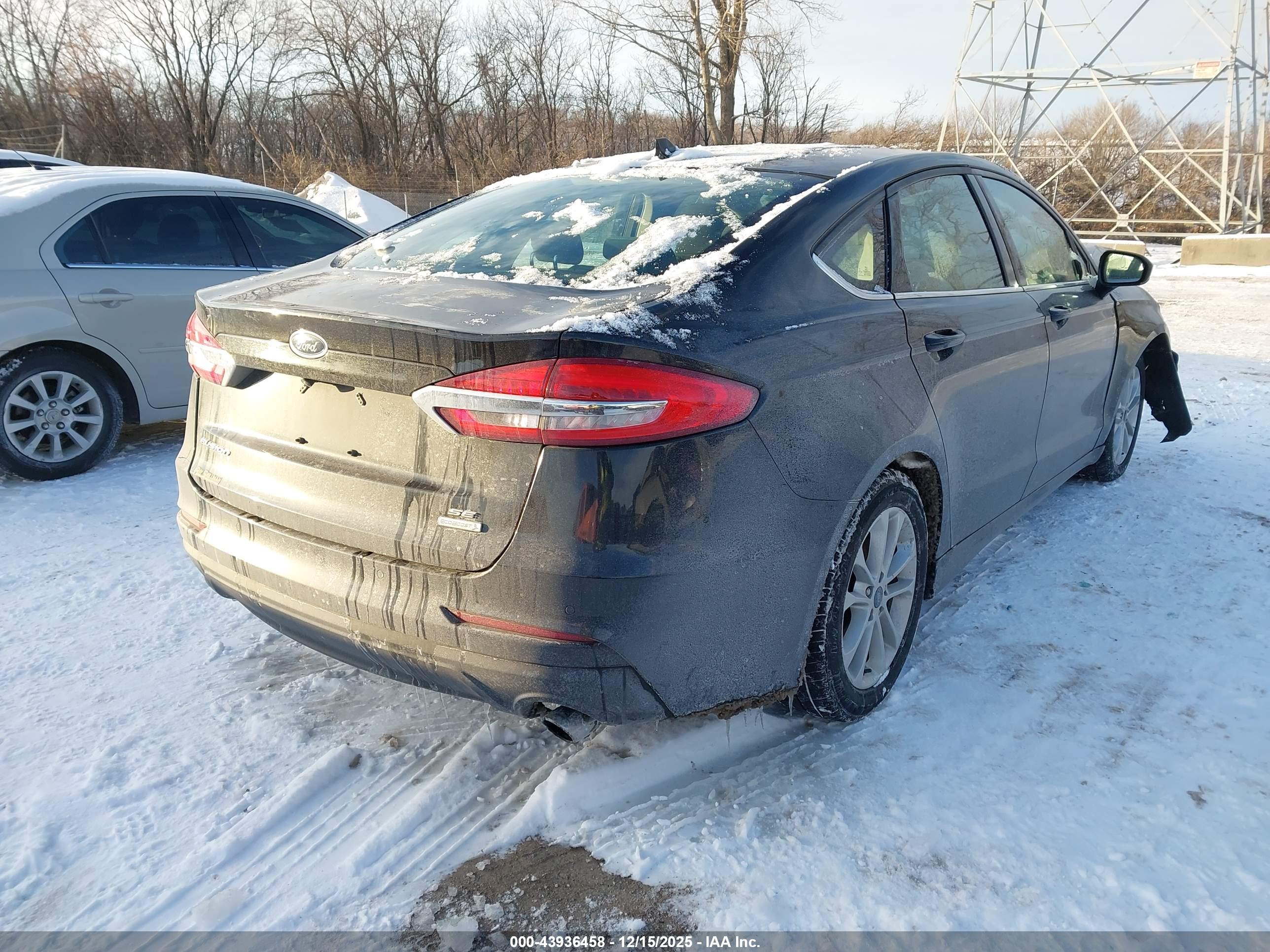 FORD FUSION image 4