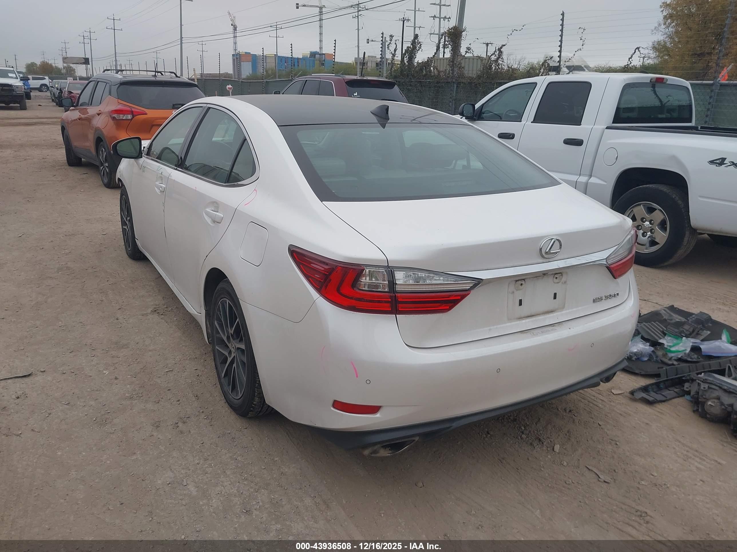 LEXUS ES image 3