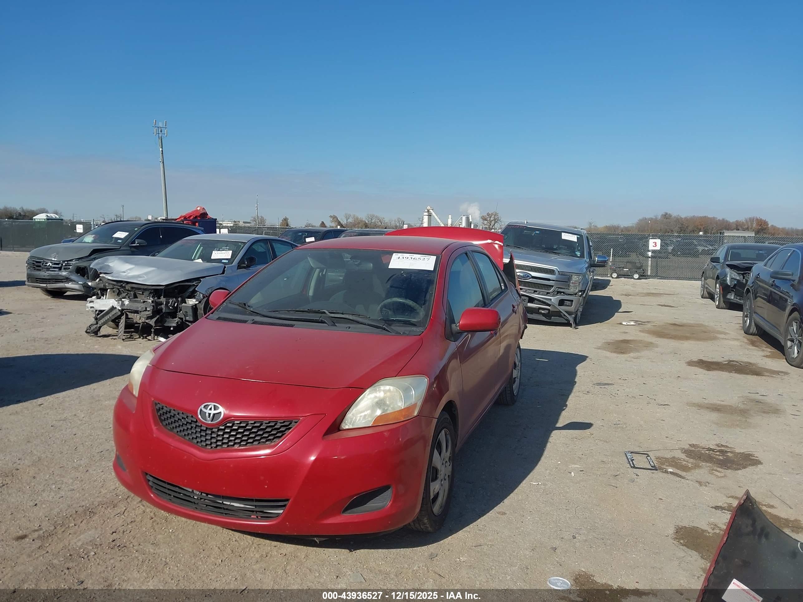 TOYOTA YARIS image 2