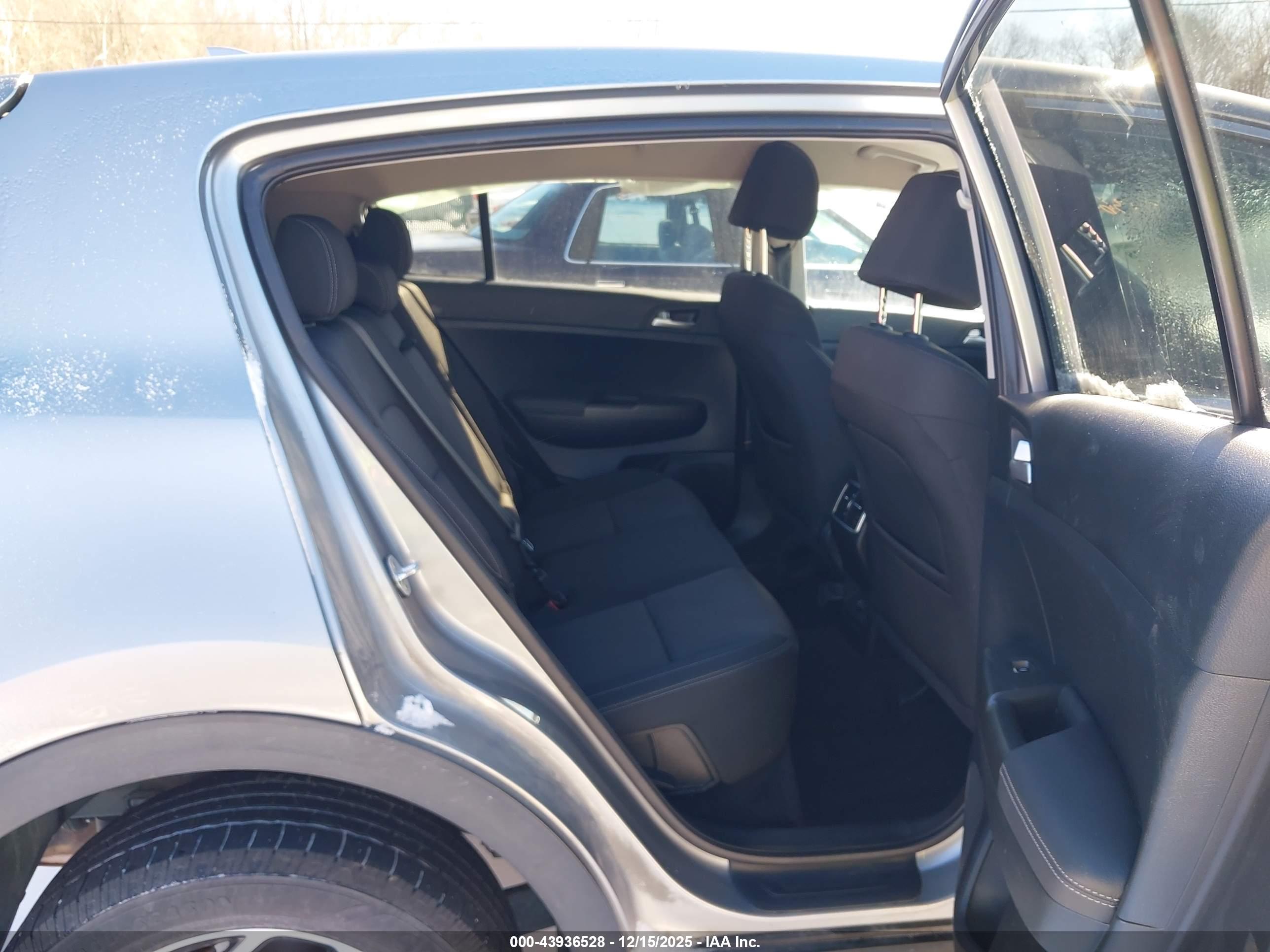 KIA SPORTAGE image 8
