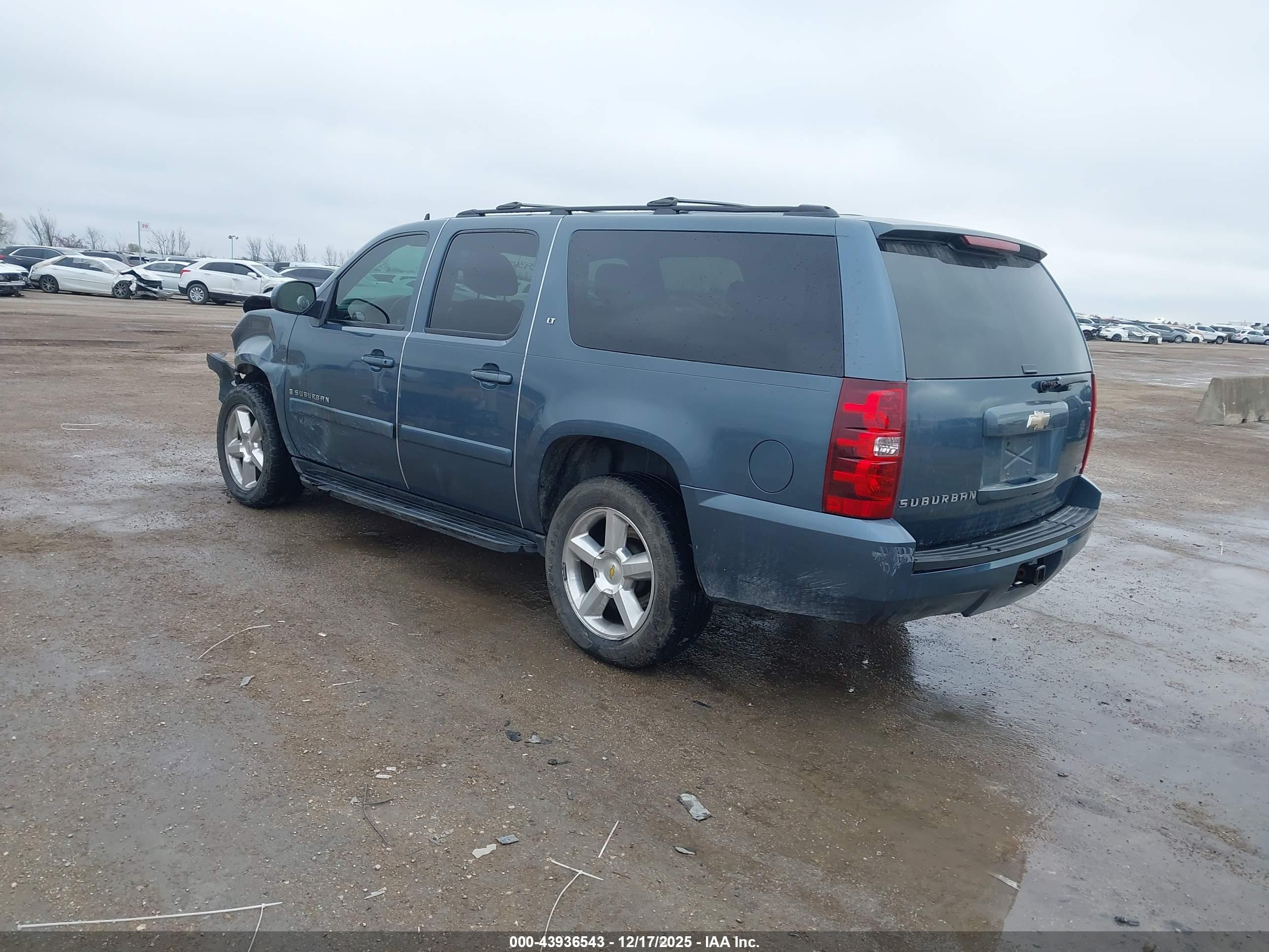 CHEVROLET SUBURBAN image 3