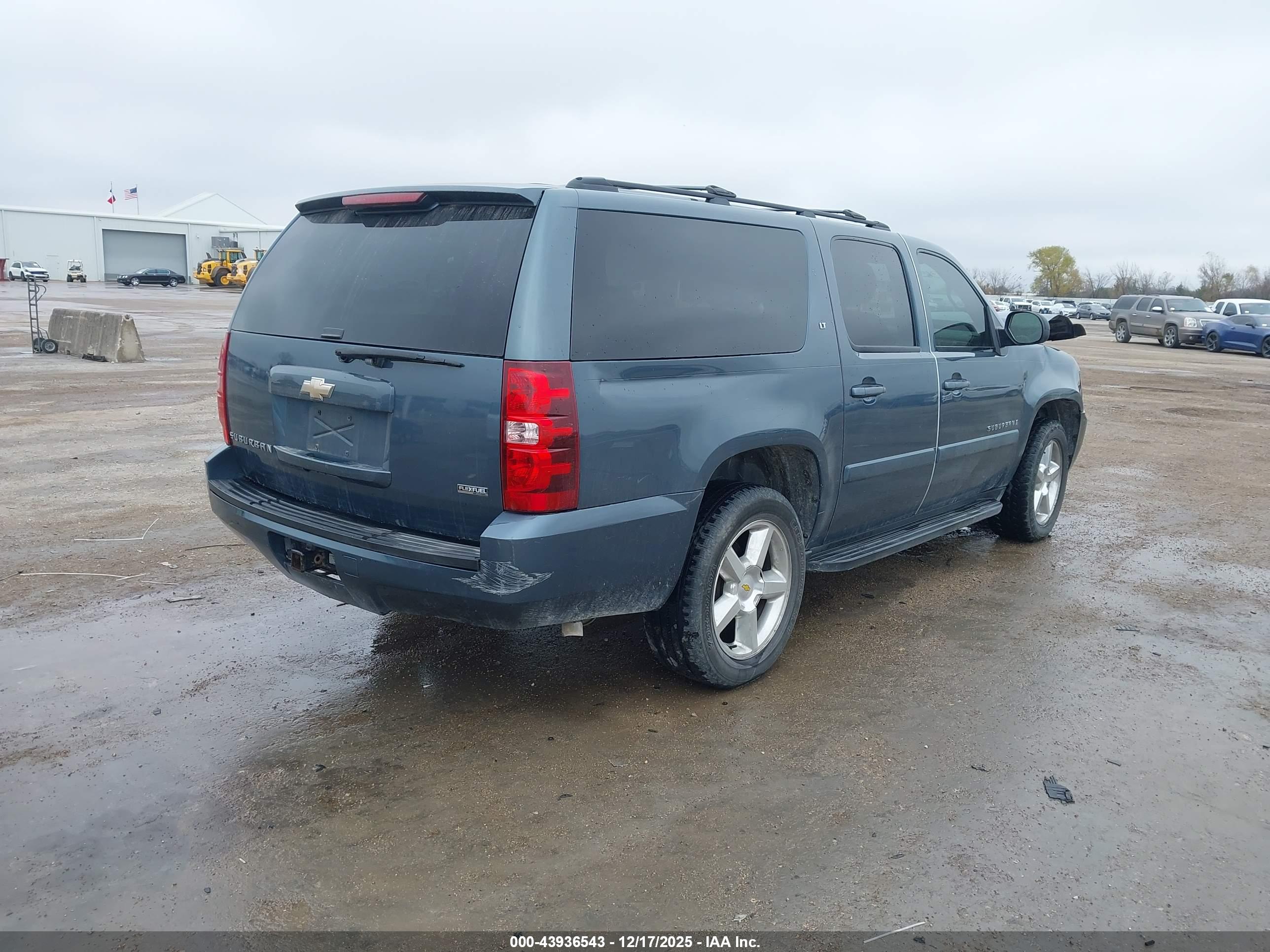 CHEVROLET SUBURBAN image 4