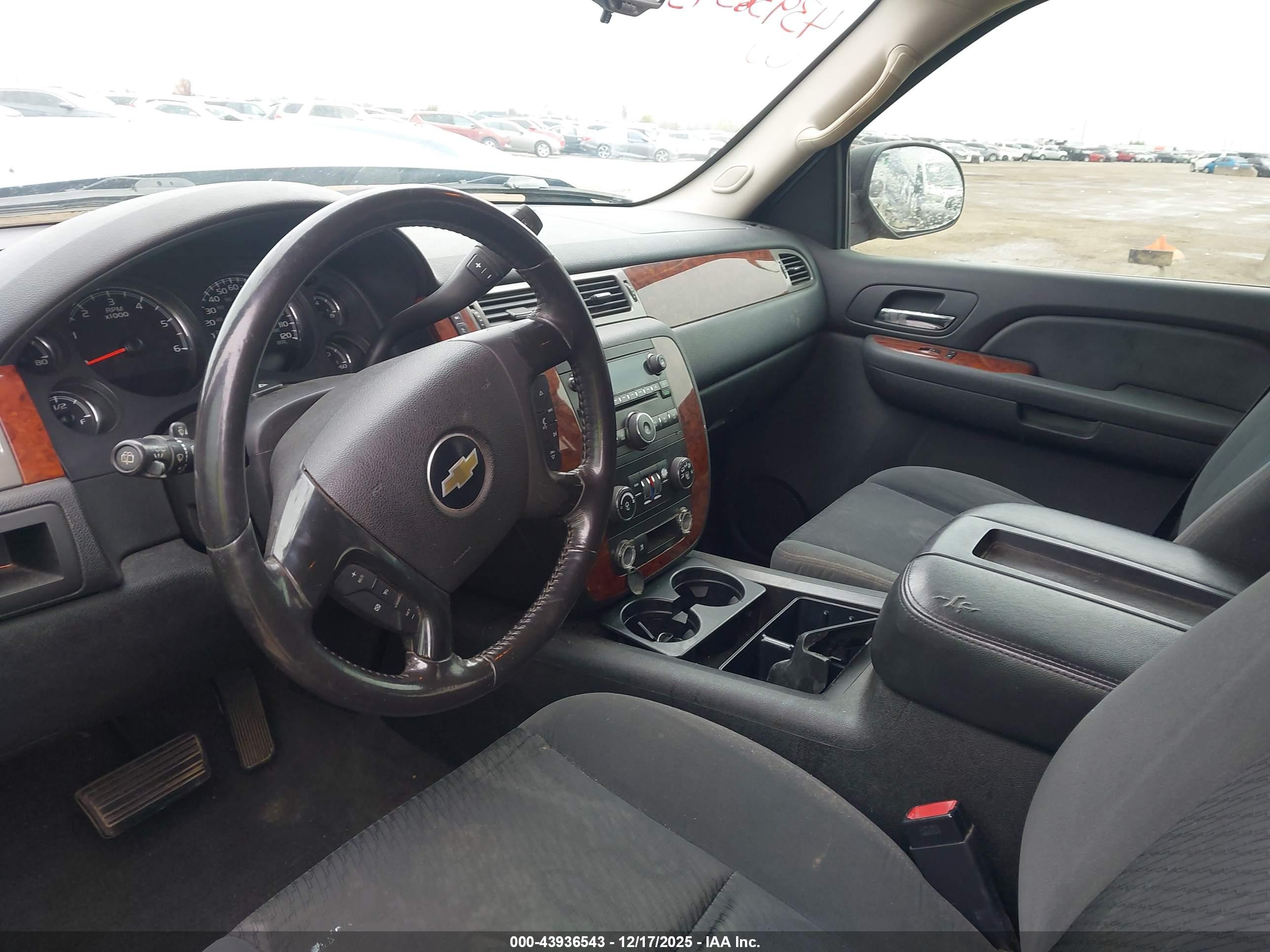 CHEVROLET SUBURBAN image 5