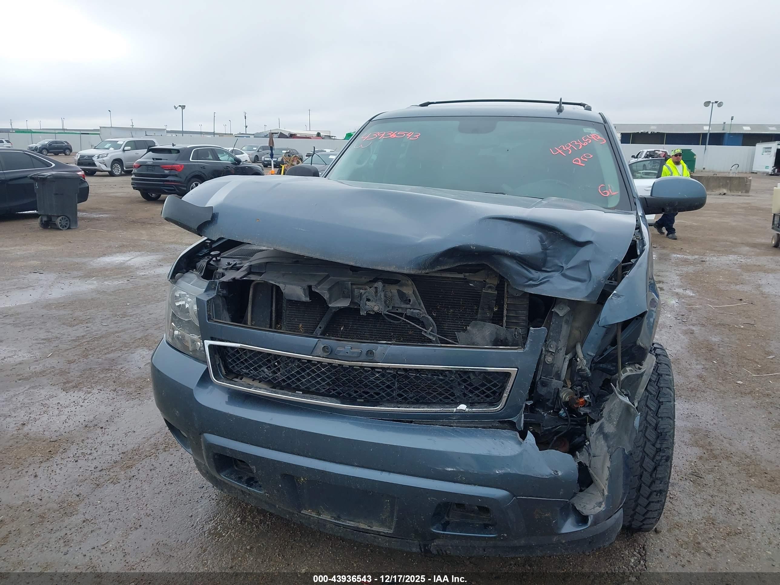 CHEVROLET SUBURBAN image 6