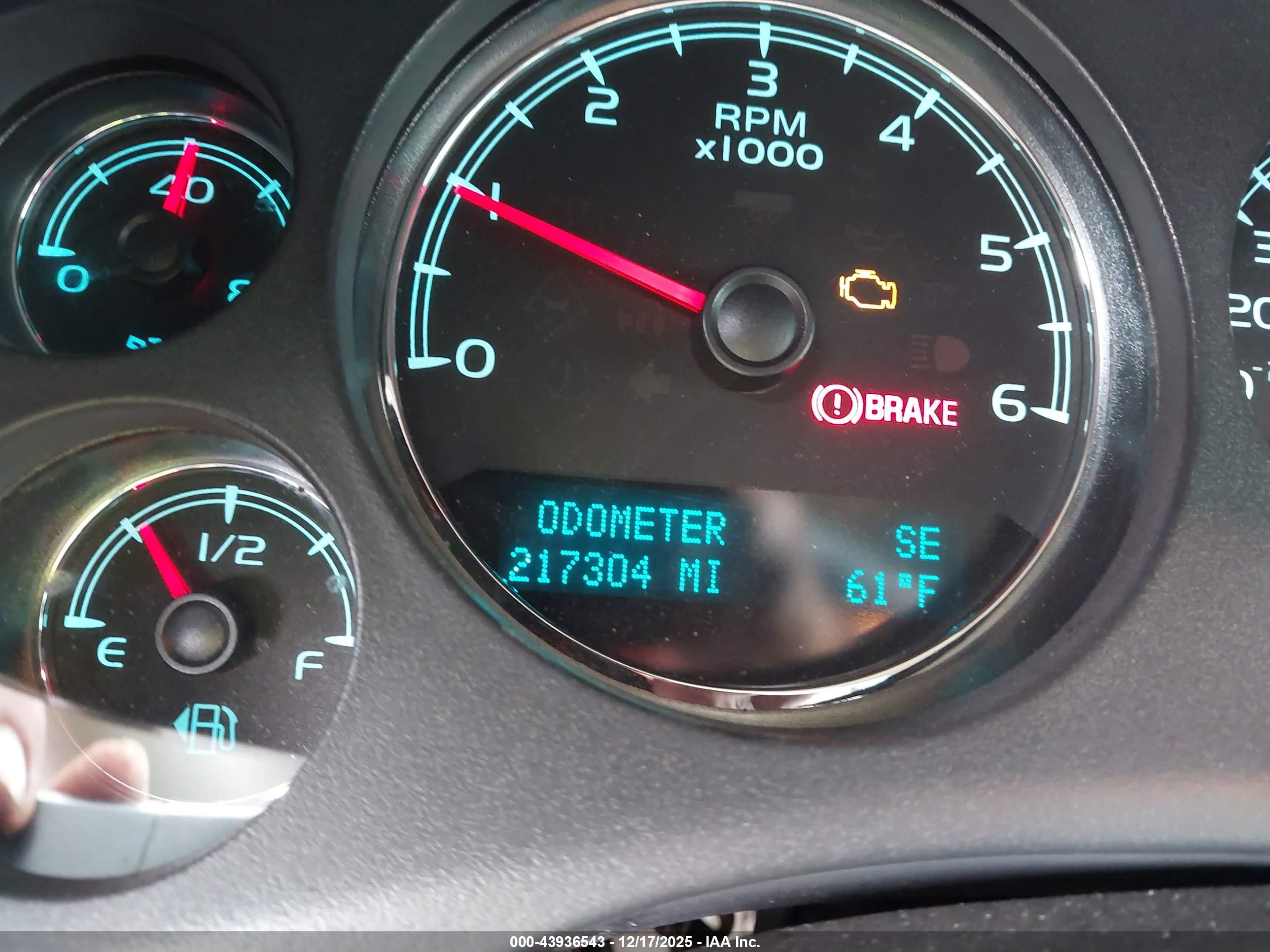 CHEVROLET SUBURBAN image 7