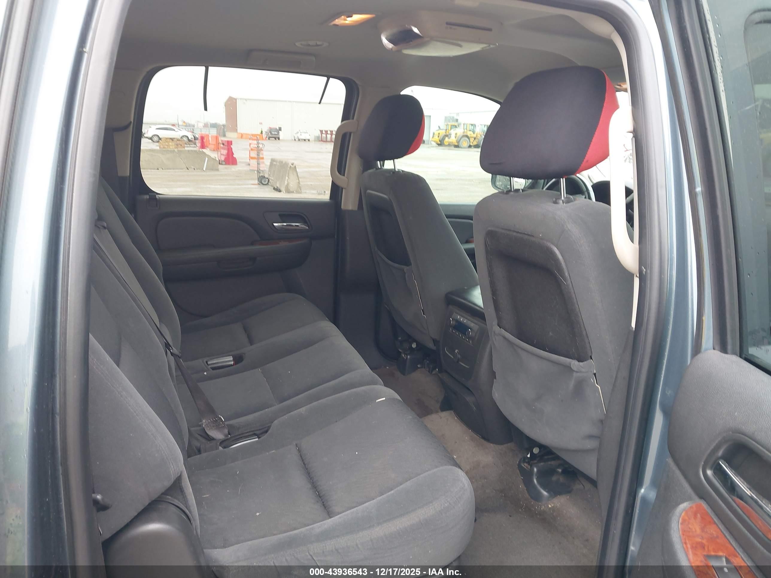 CHEVROLET SUBURBAN image 8