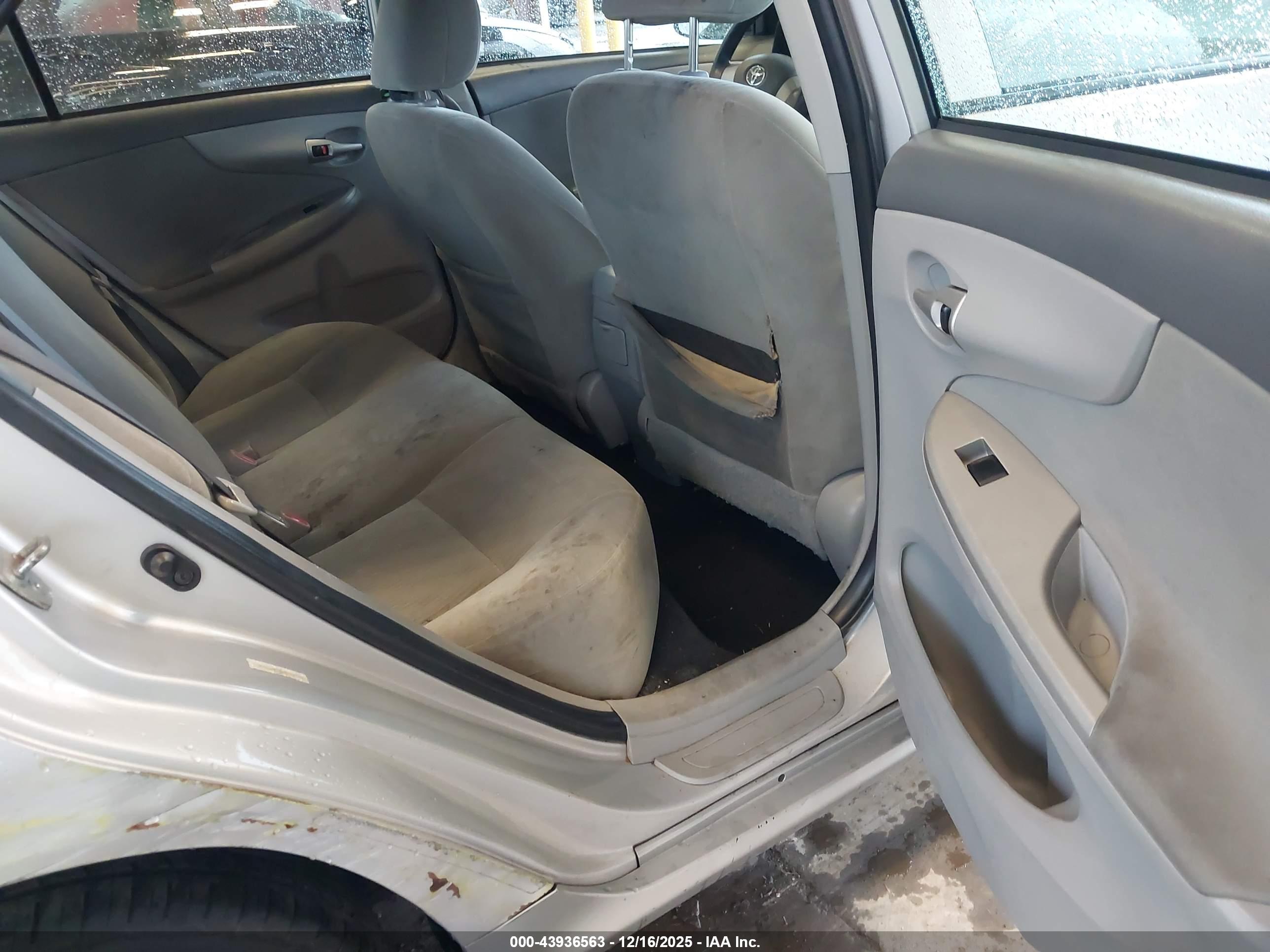 TOYOTA COROLLA image 8