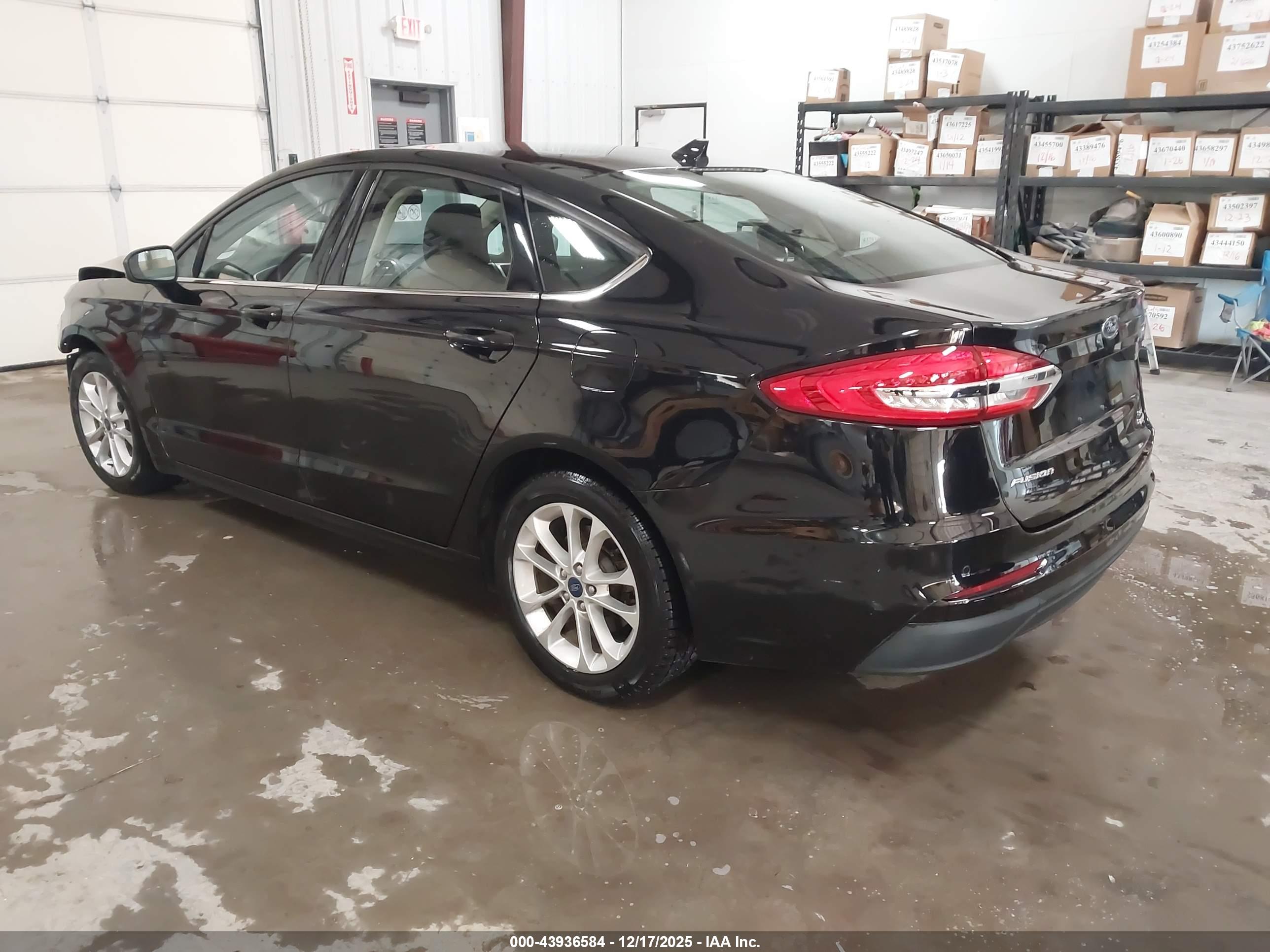 FORD FUSION image 3