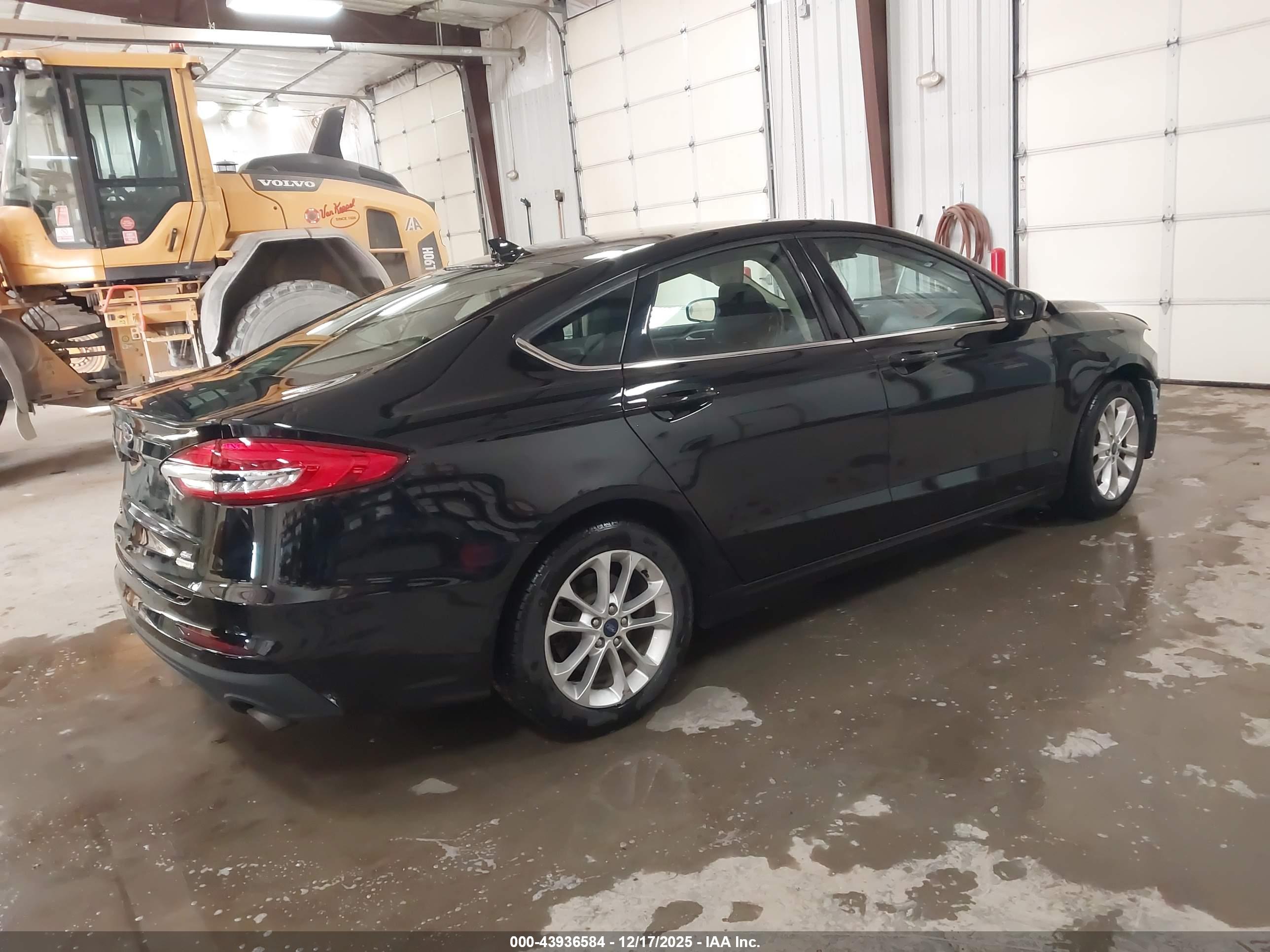 FORD FUSION image 4