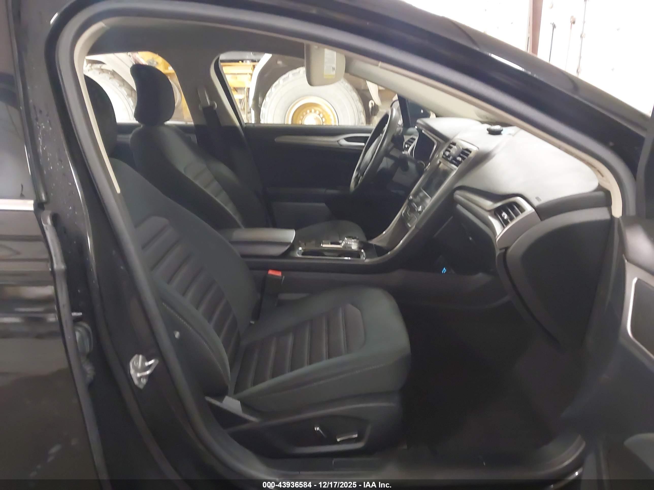 FORD FUSION image 5