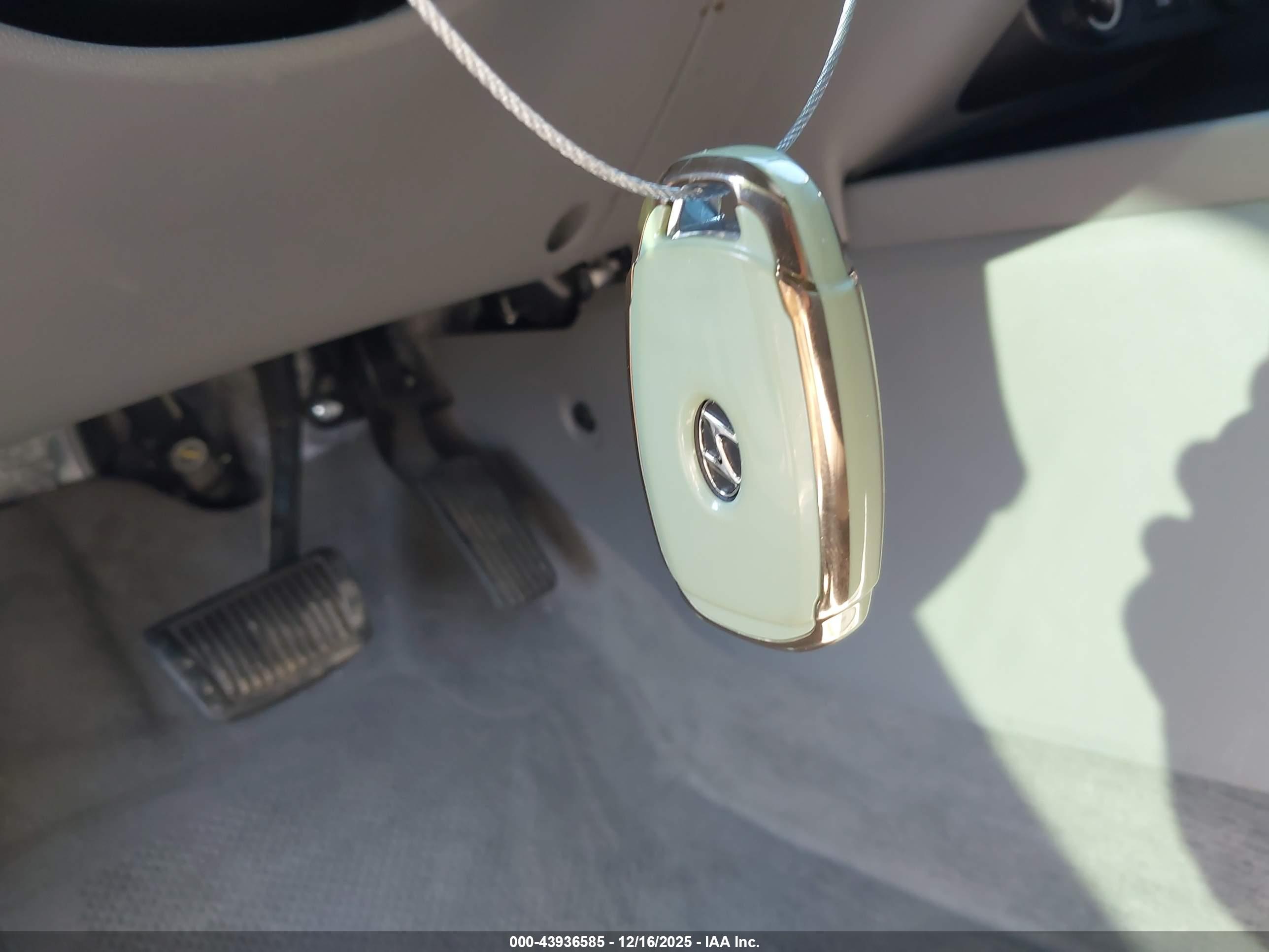 HYUNDAI ELANTRA image 11