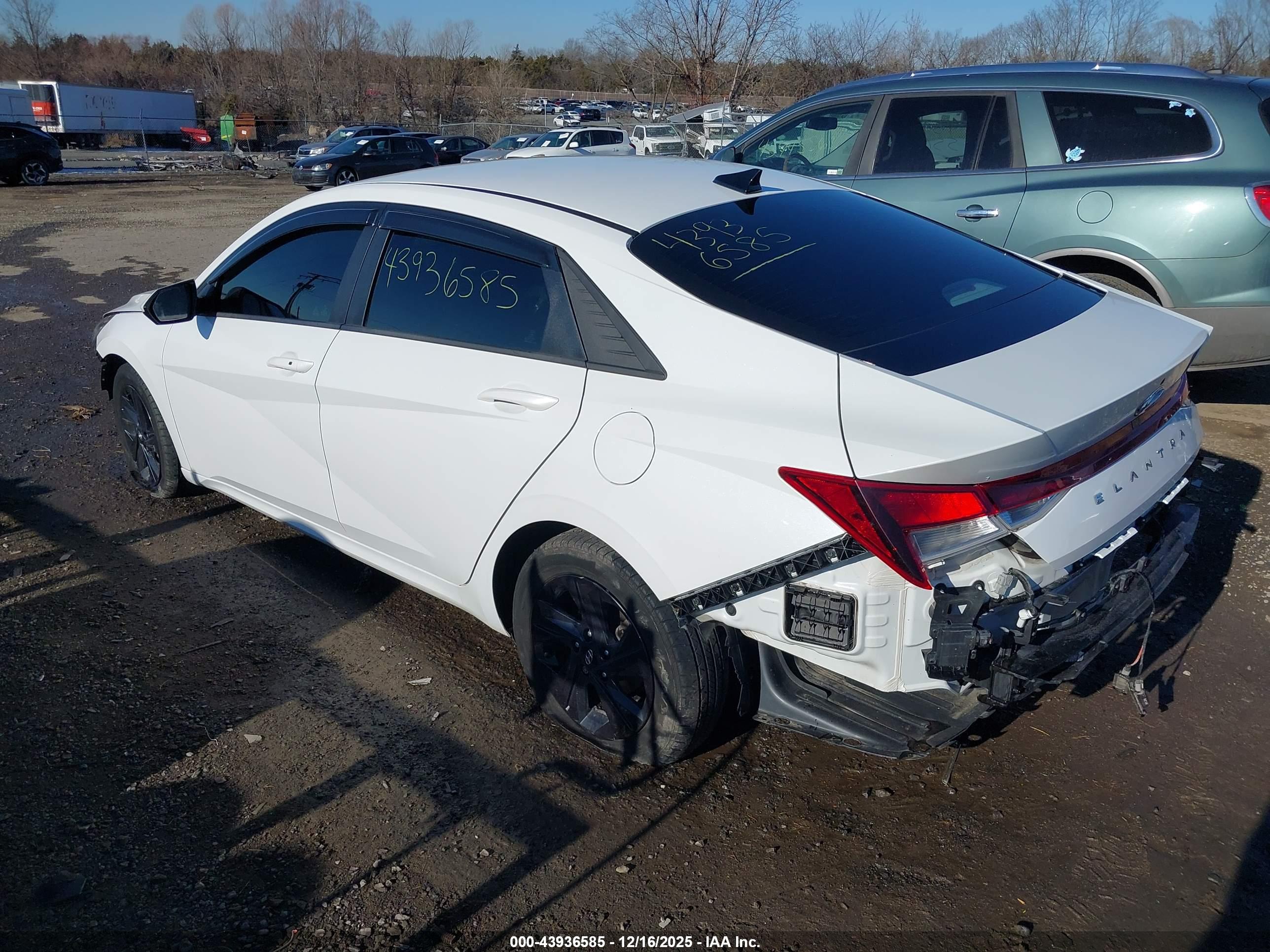 HYUNDAI ELANTRA image 3
