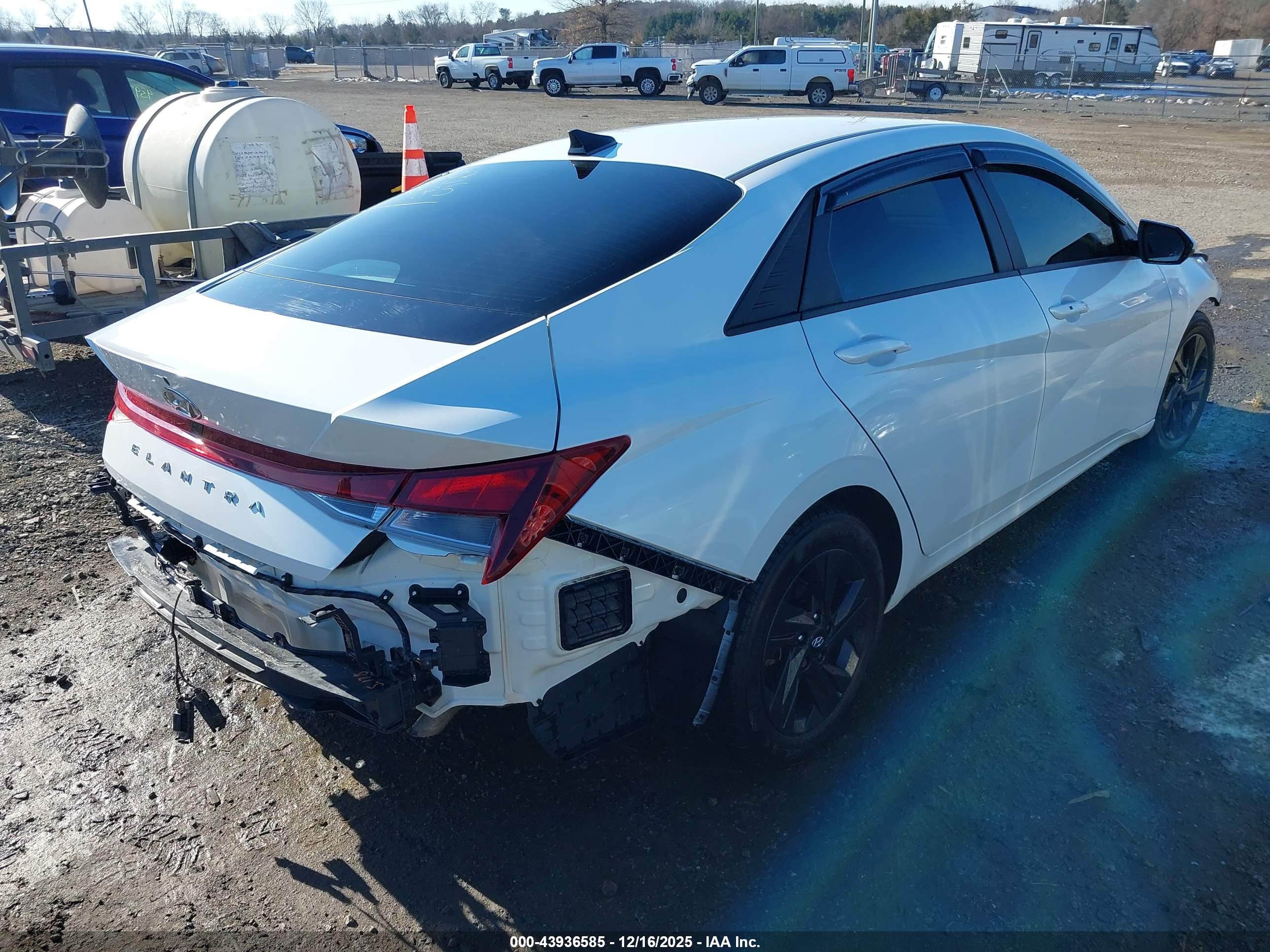 HYUNDAI ELANTRA image 4